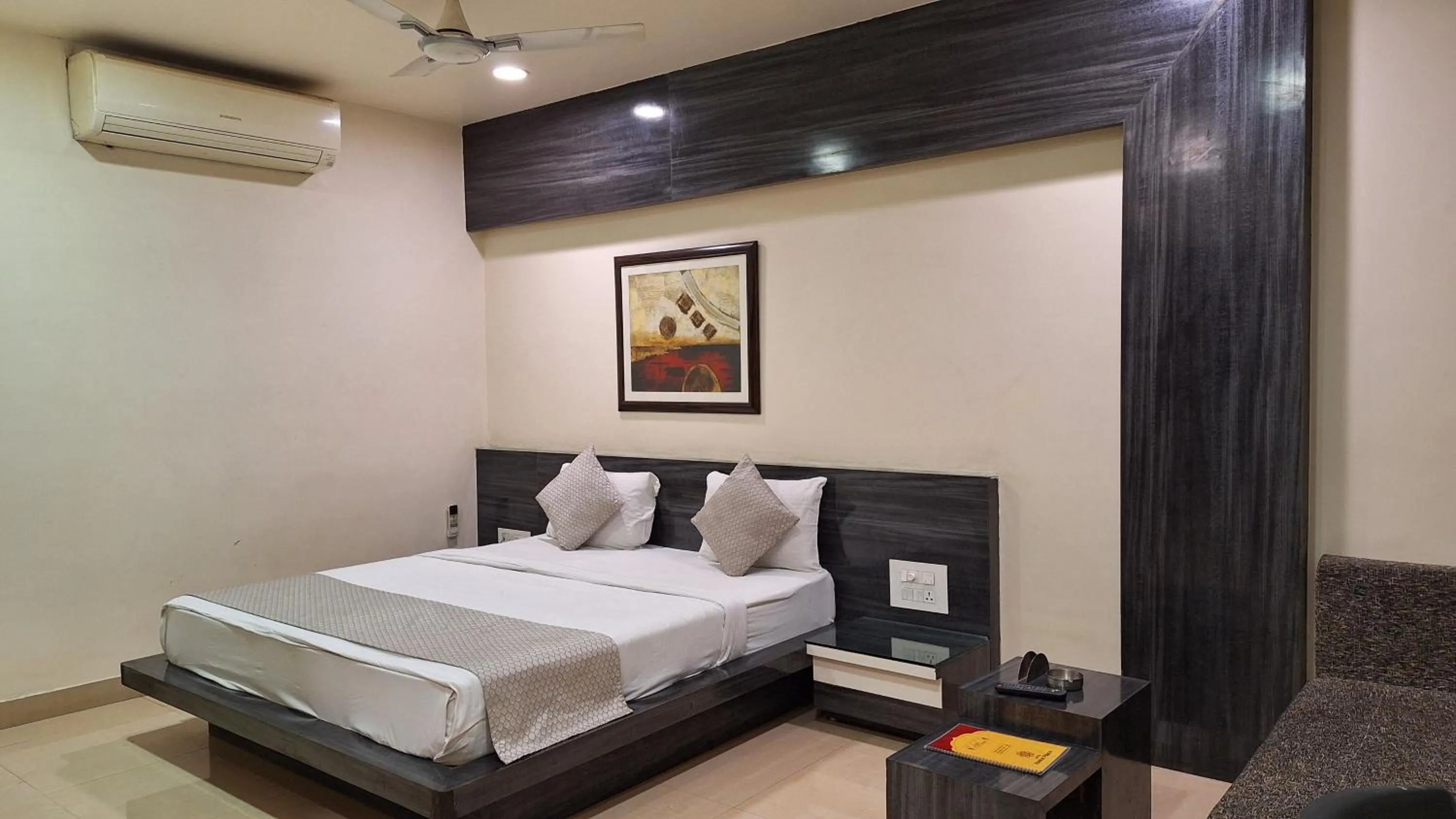 Photo of the whole room, Bed in Hotel Alankar Palace