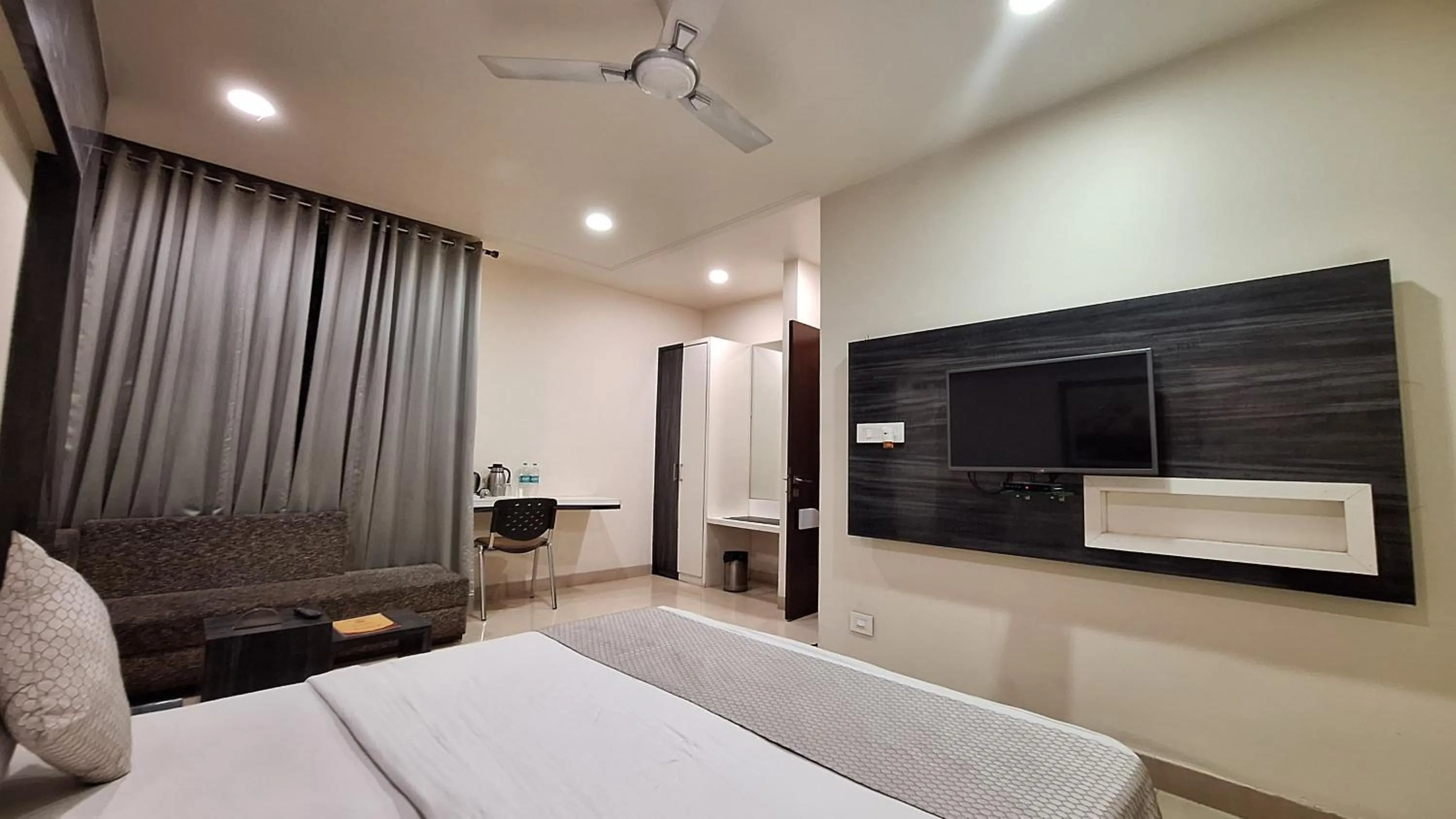 TV and multimedia, Bed in Hotel Alankar Palace