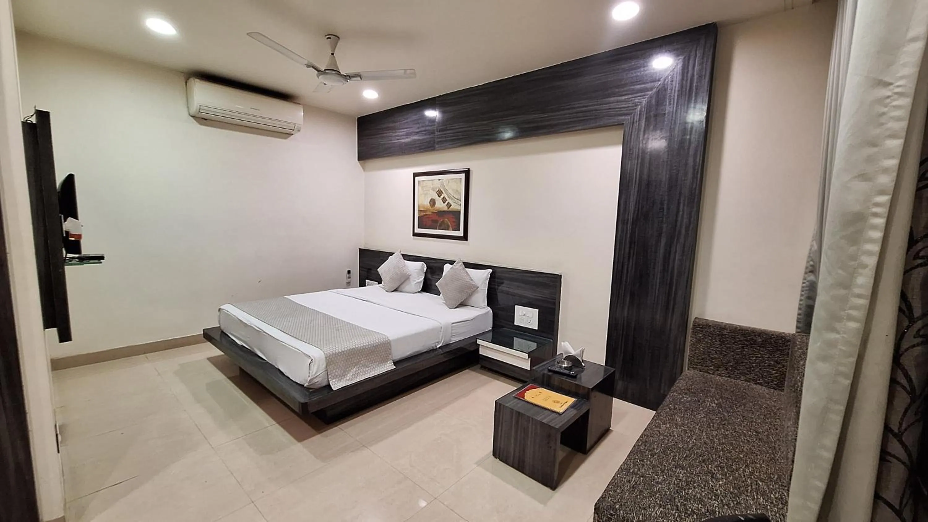 Photo of the whole room, Bed in Hotel Alankar Palace