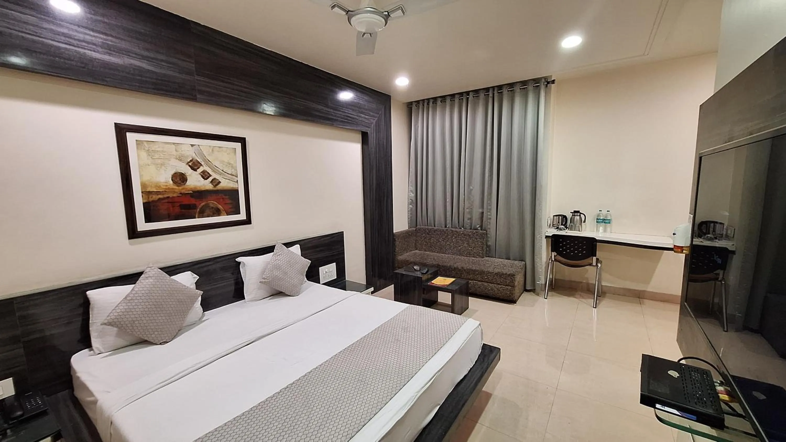 Photo of the whole room, Bed in Hotel Alankar Palace