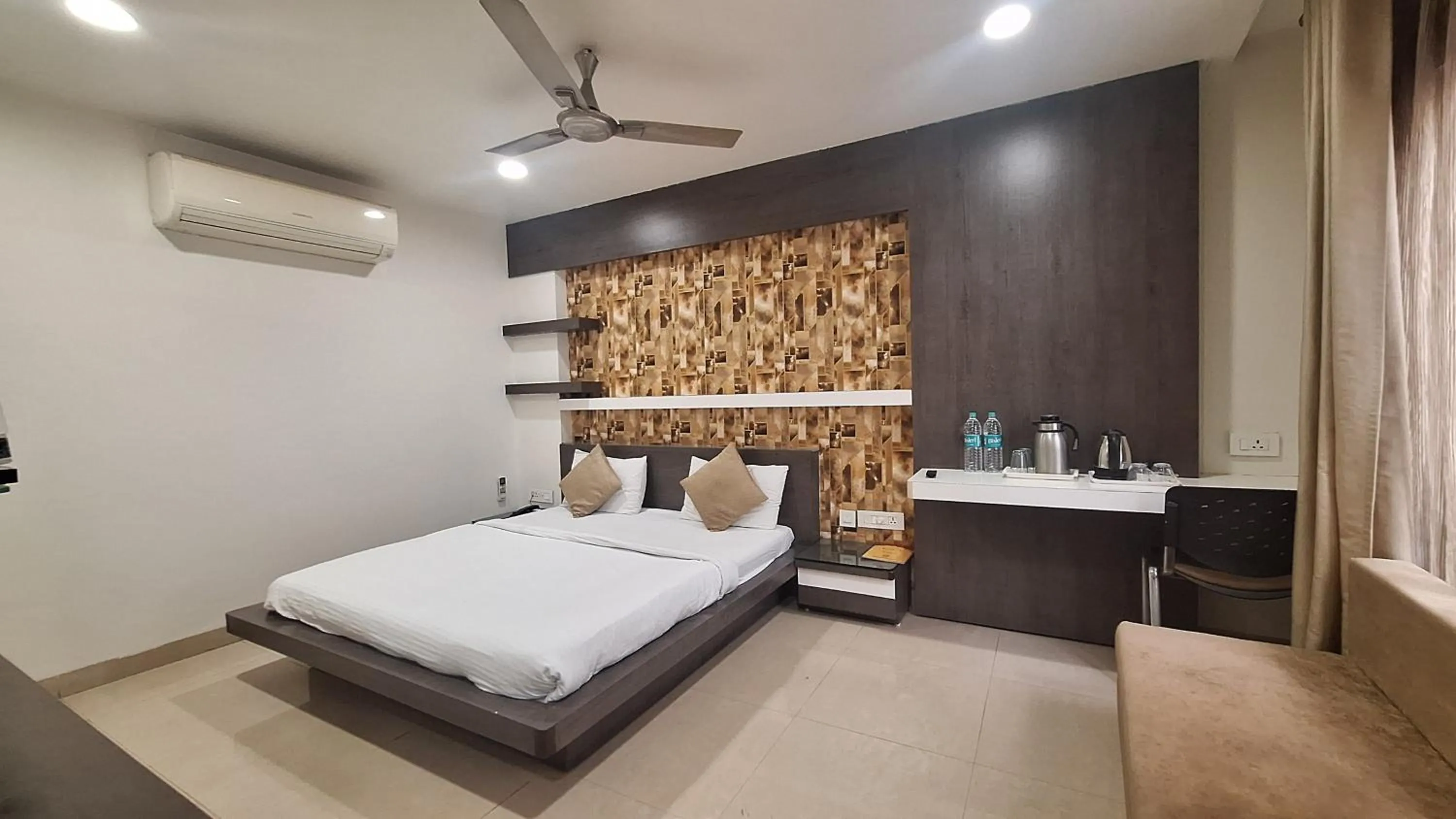 Bedroom, Bed in Hotel Alankar Palace