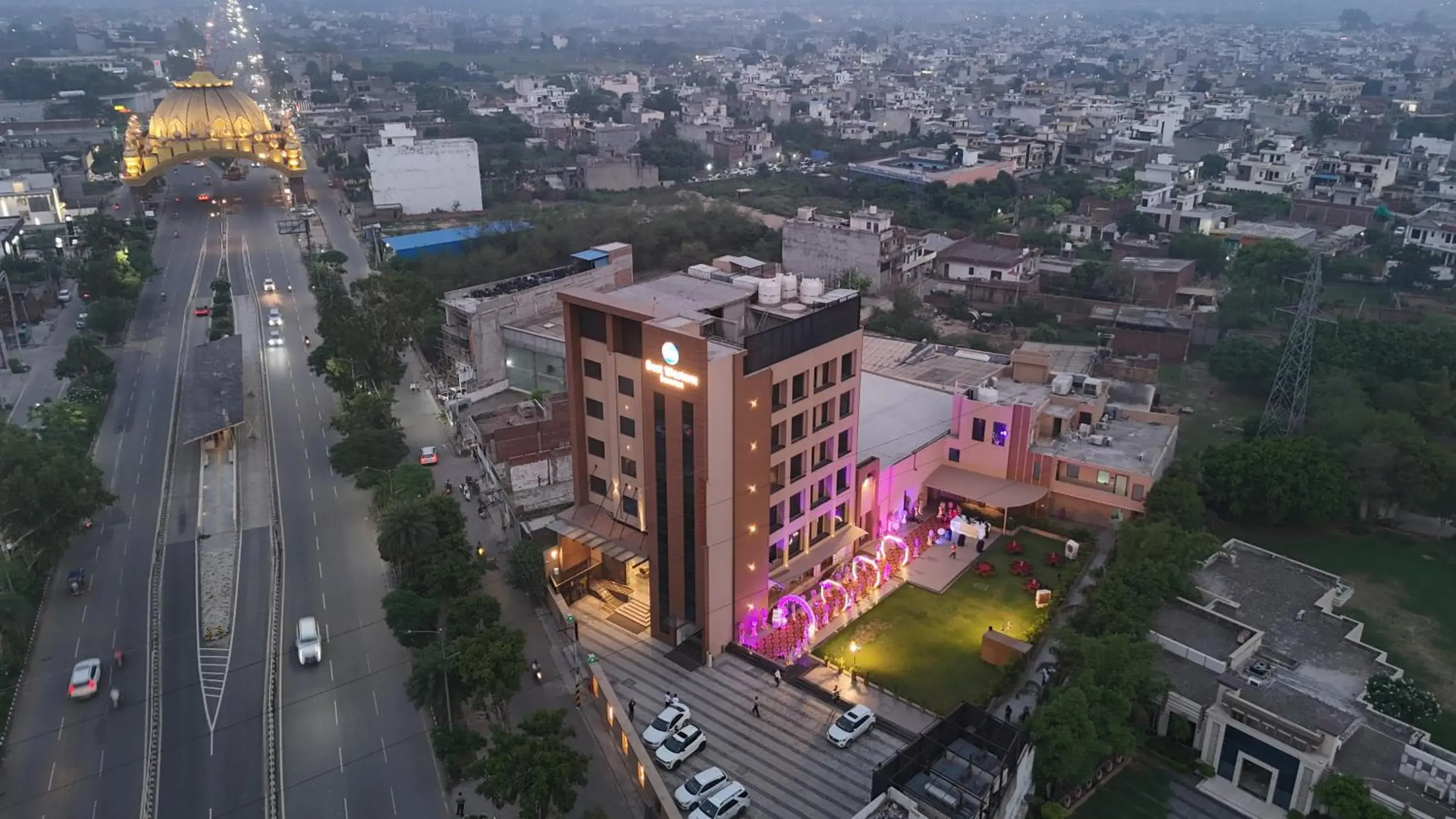 Property building in Best Western Swaran Amritsar Property building in Best Western Swaran Amritsar