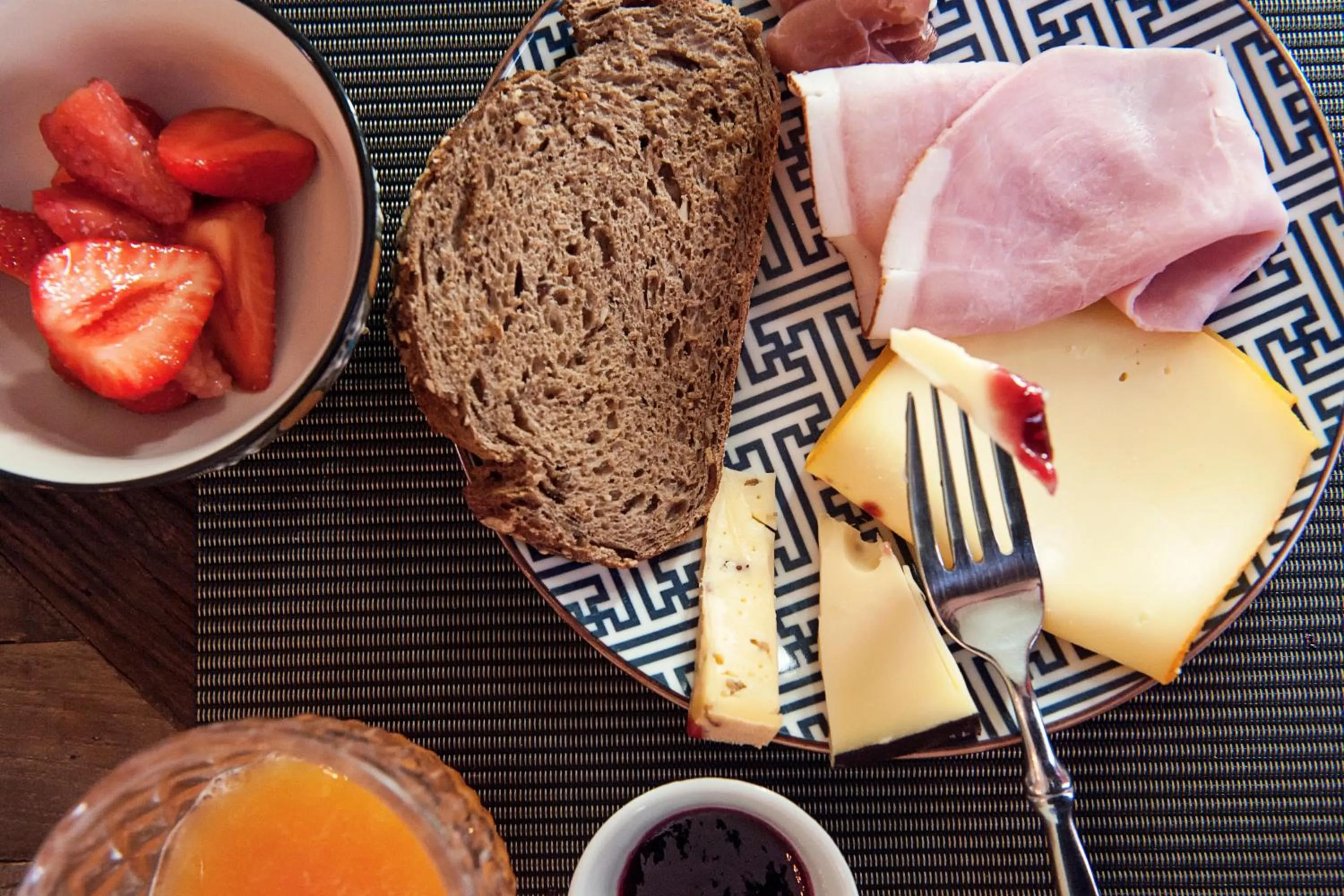 Food in Ganda Rooms & Suites