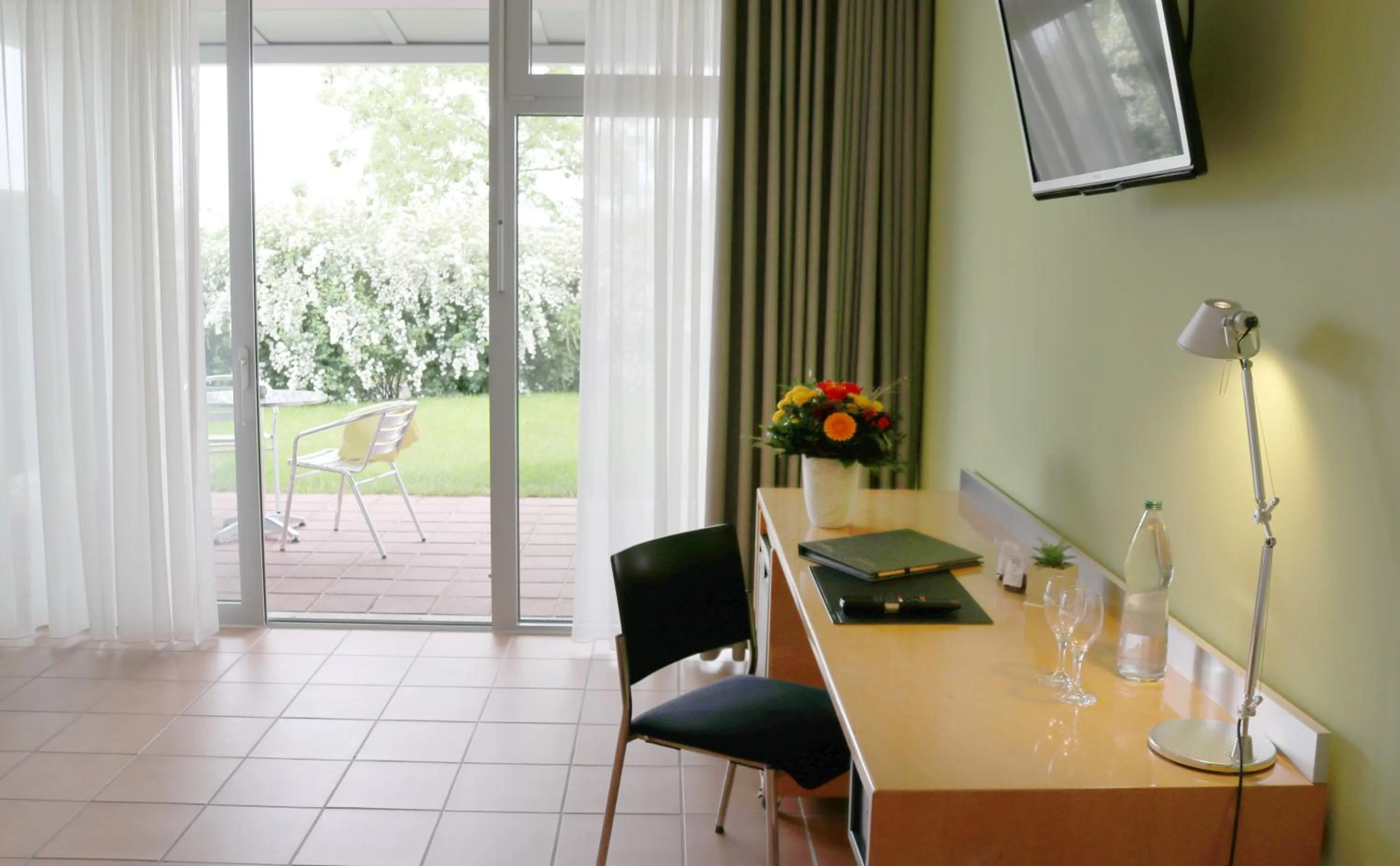Balcony/Terrace, TV/Entertainment Center in Seminarhotel in der Manfred-Sauer-Stiftung