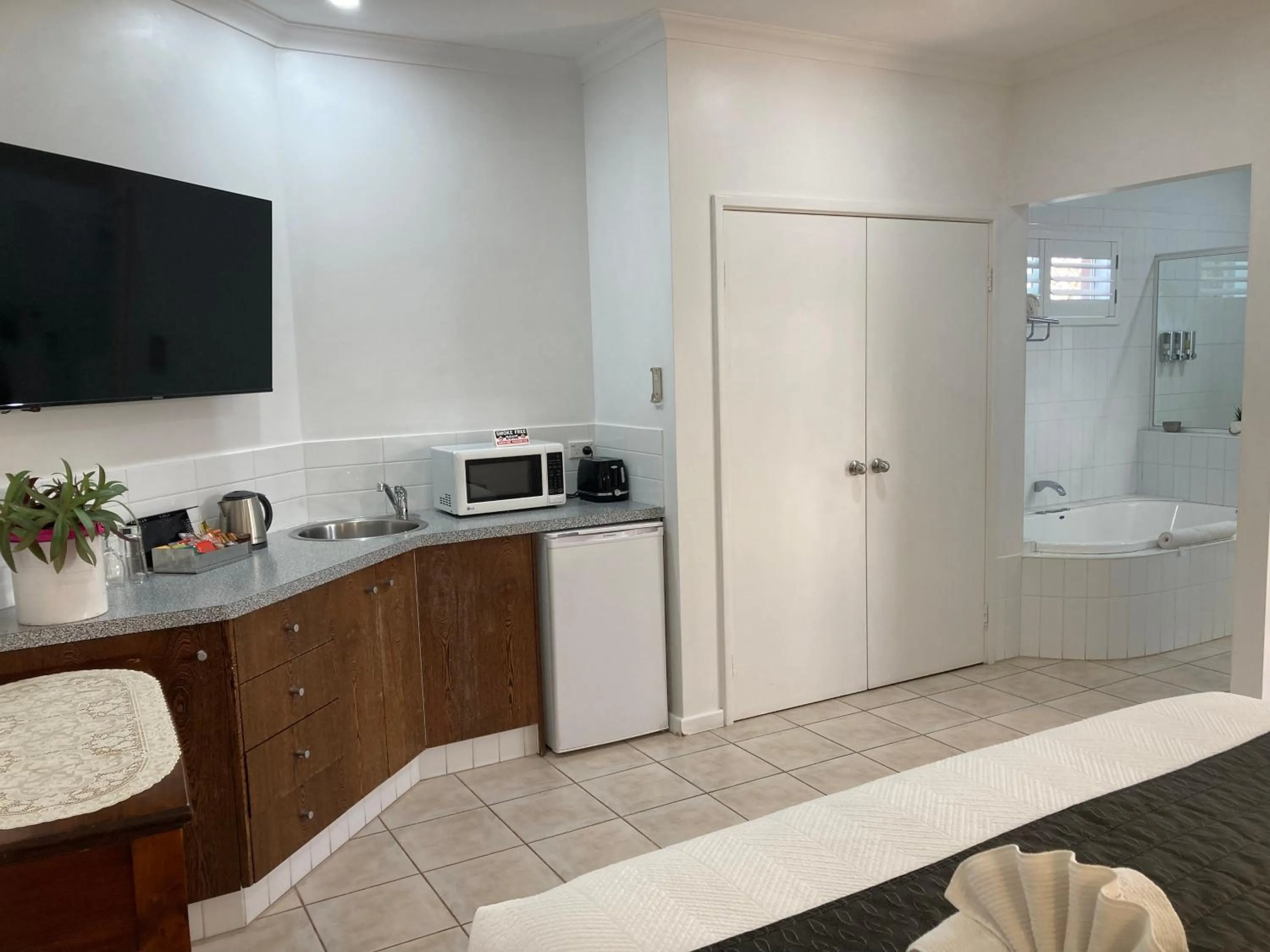 minibar in Gecko Lodge Kalbarri