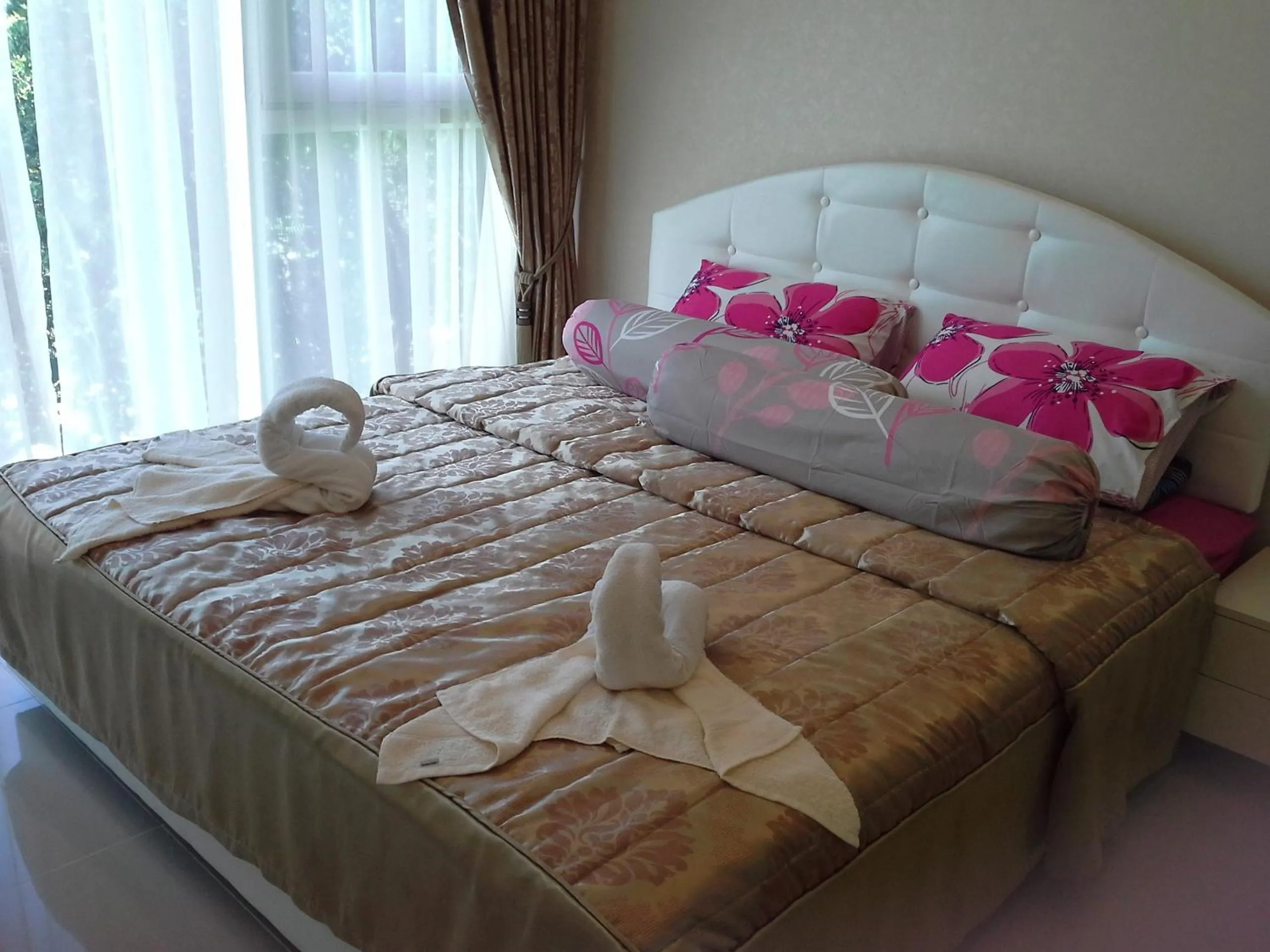 Bed in Cosy Beach View Apartments