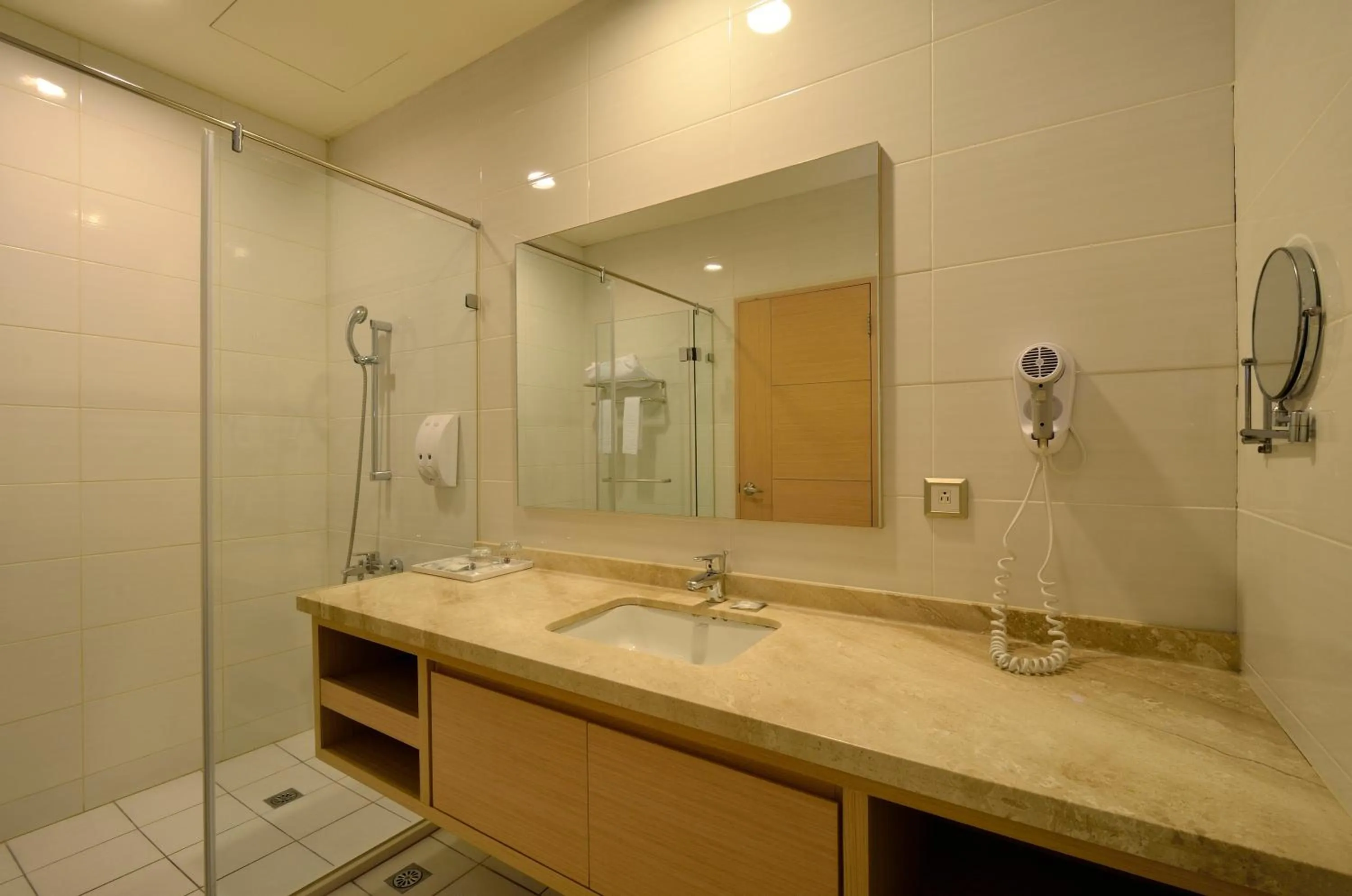 Shower in Ever Delightful Business Hotel