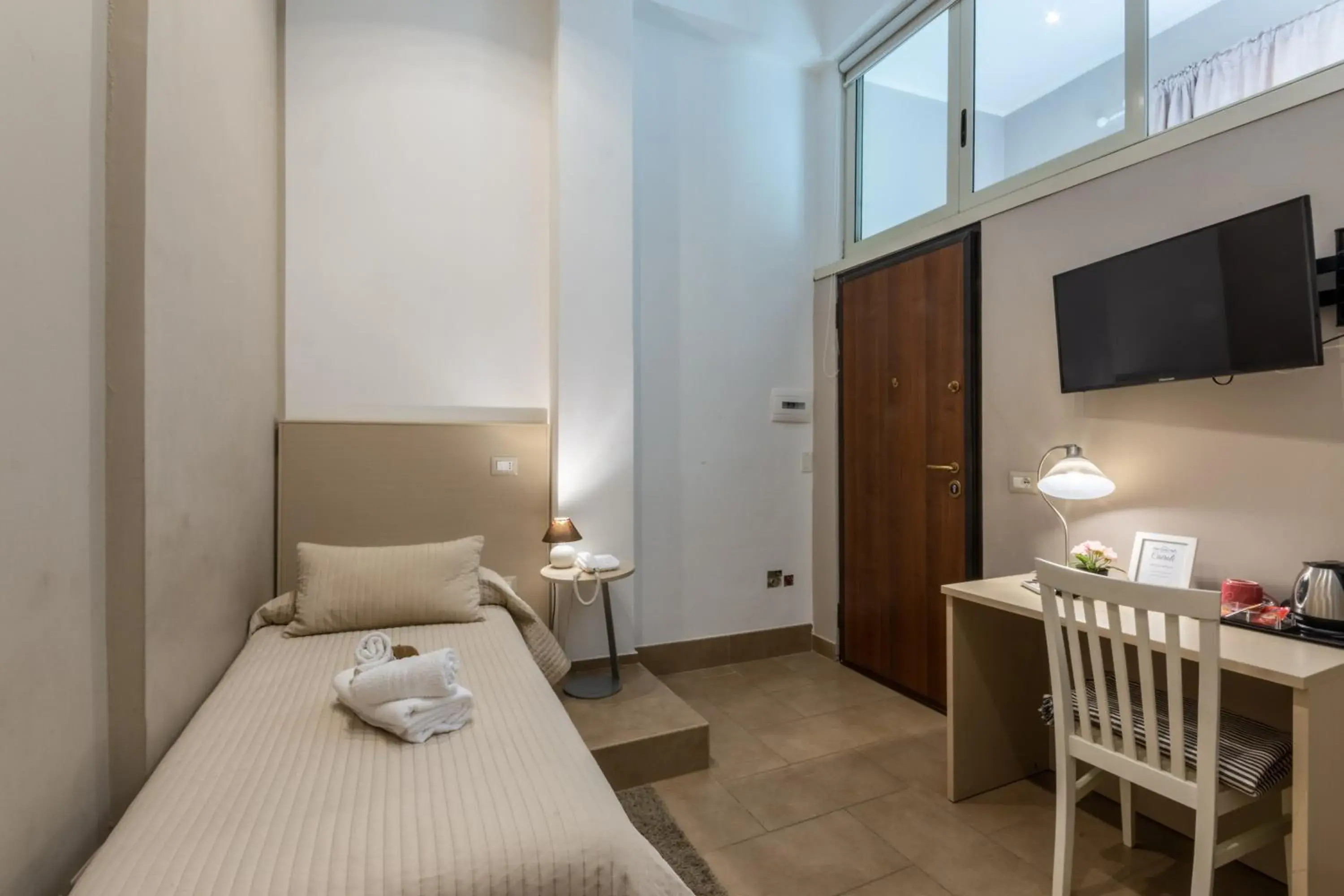 Single Room with Private Bathroom in B&B Cairoli Single Room with Private Bathroom in B&B Cairoli