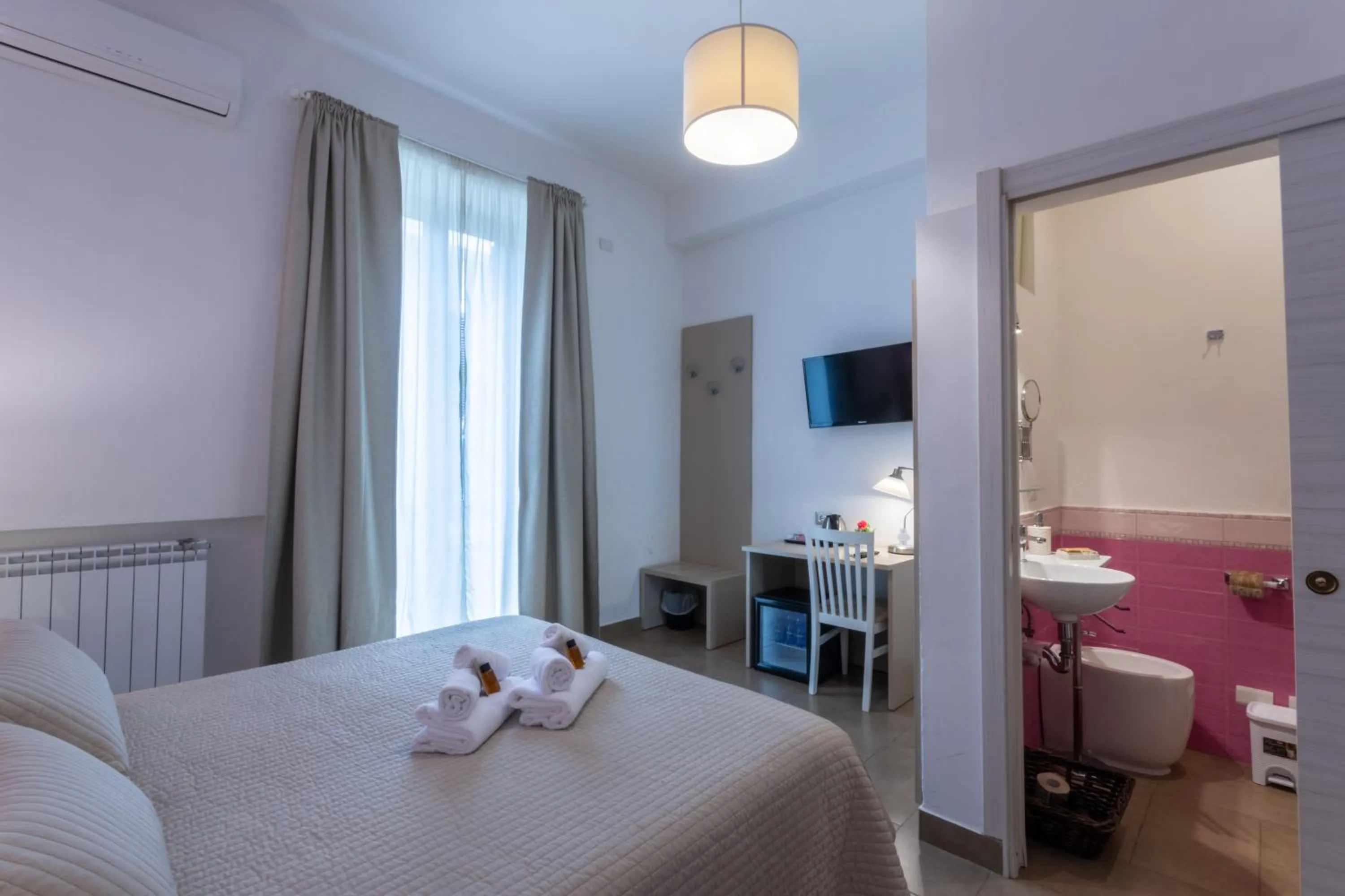 Photo of the whole room, Bed in B&B Cairoli