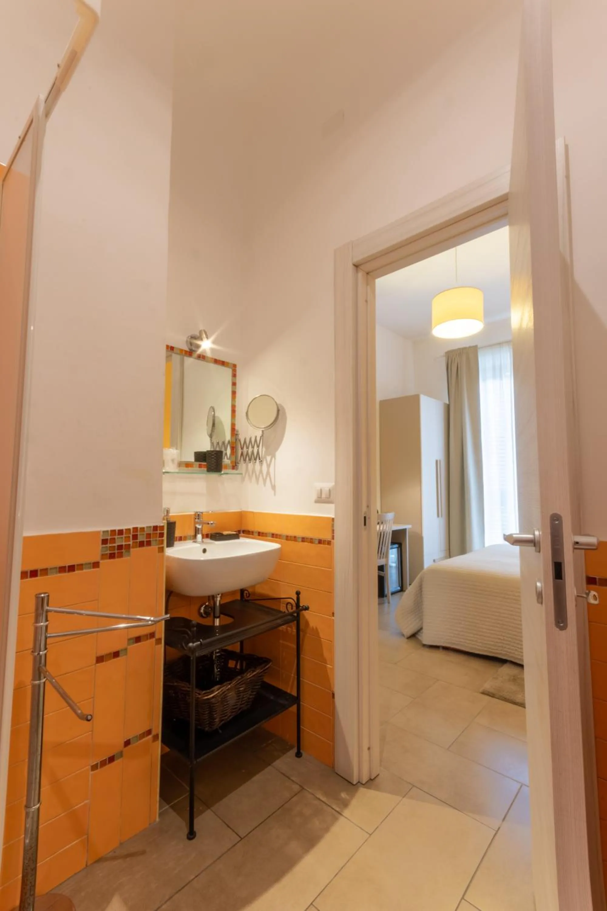 Bathroom, Bed in B&B Cairoli
