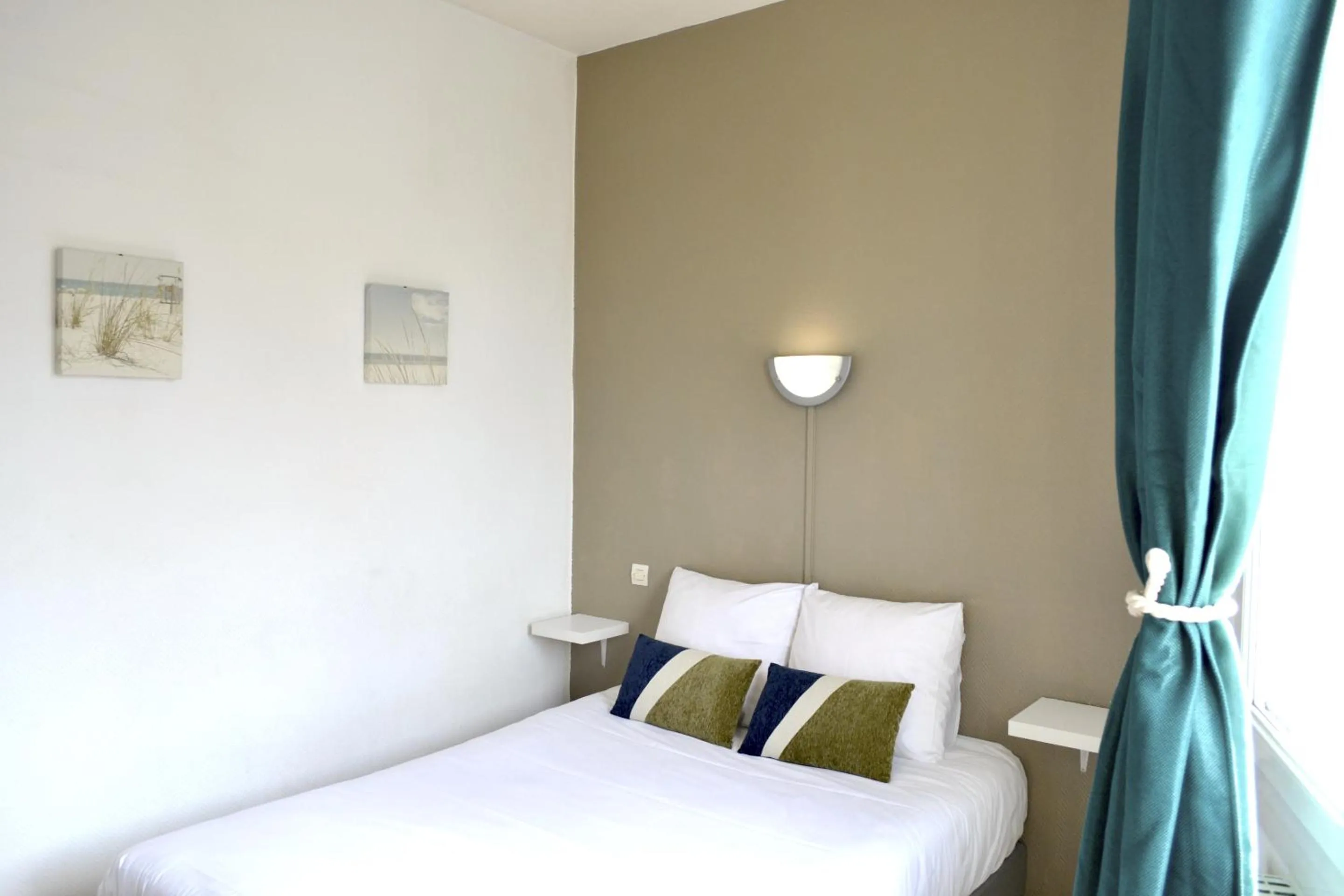 Bedroom, Bed in Hôtel Alizéa