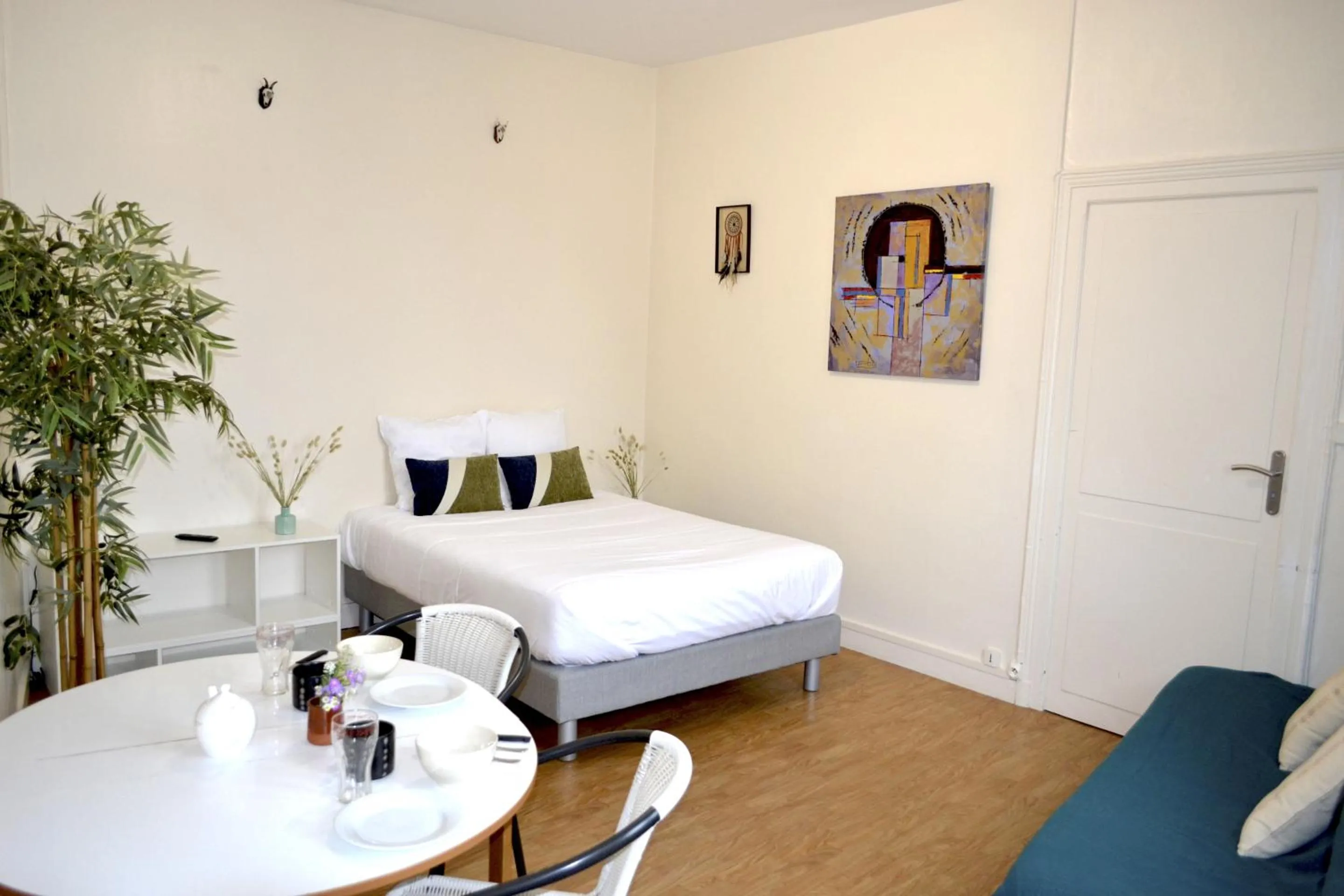 Living room, Bed in Hôtel Alizéa