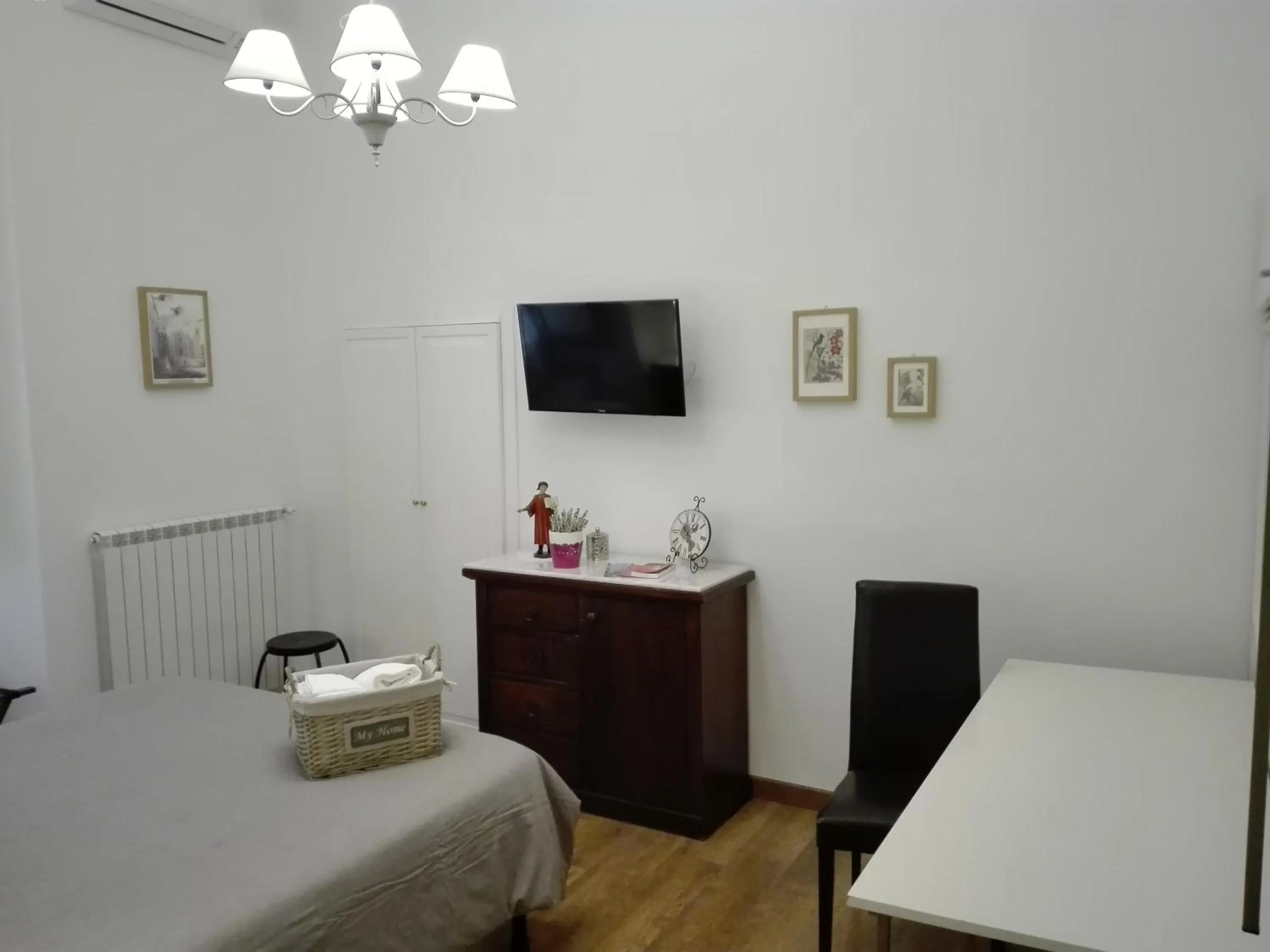 Photo of the whole room, Bed in Napoli Pietrasanta LT
