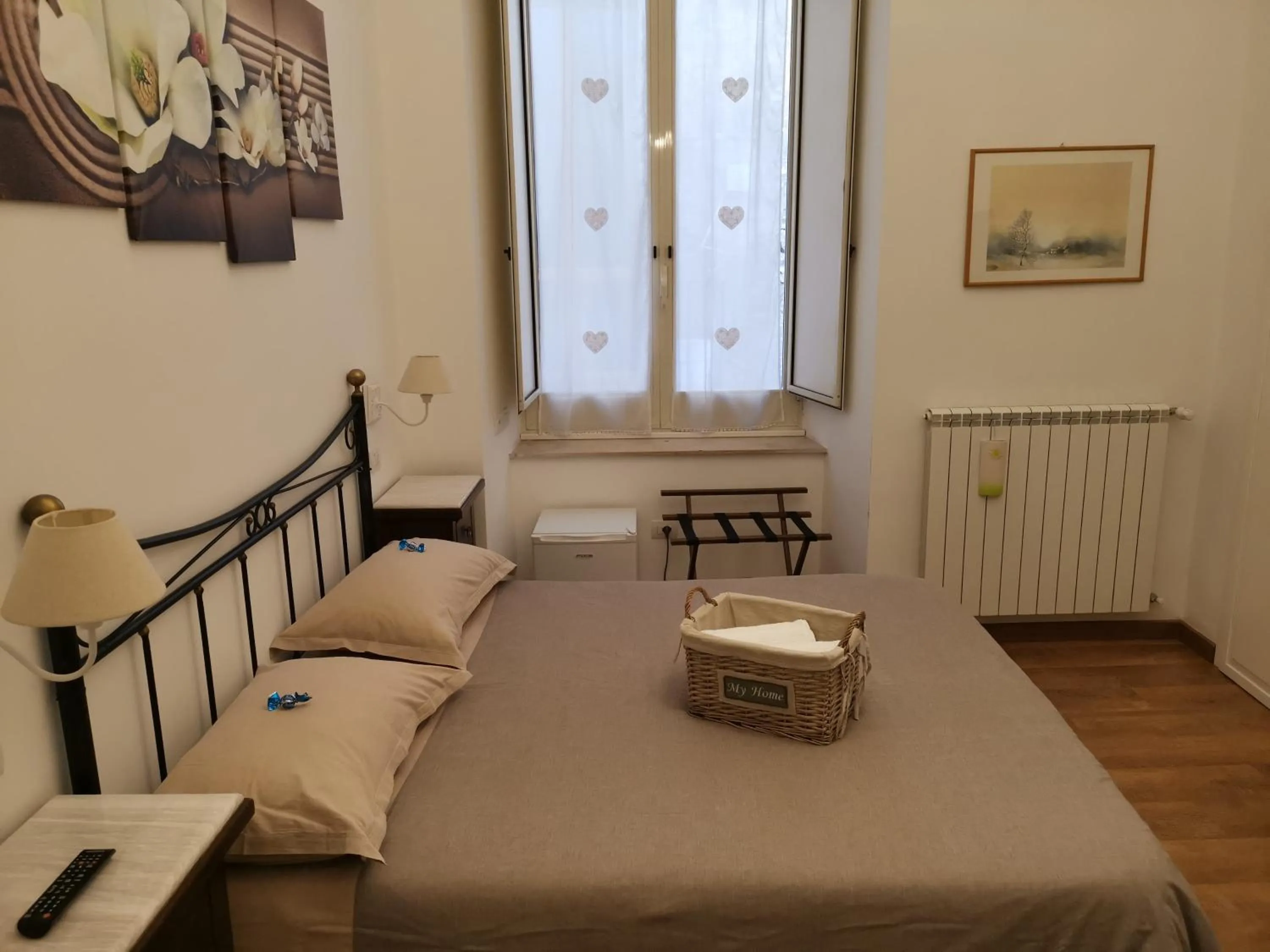 Photo of the whole room, Bed in Napoli Pietrasanta LT