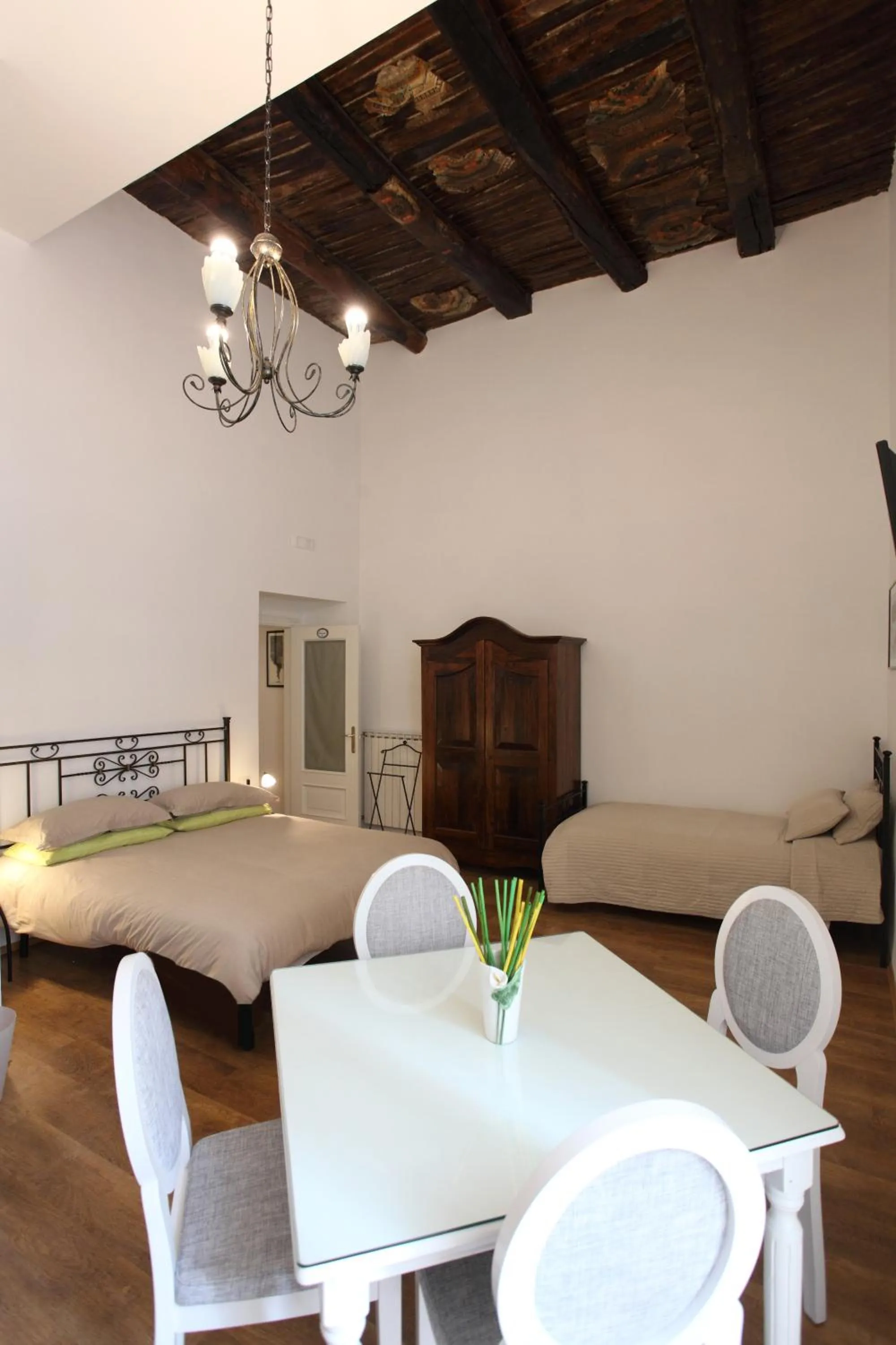 Photo of the whole room, Bed in Napoli Pietrasanta LT
