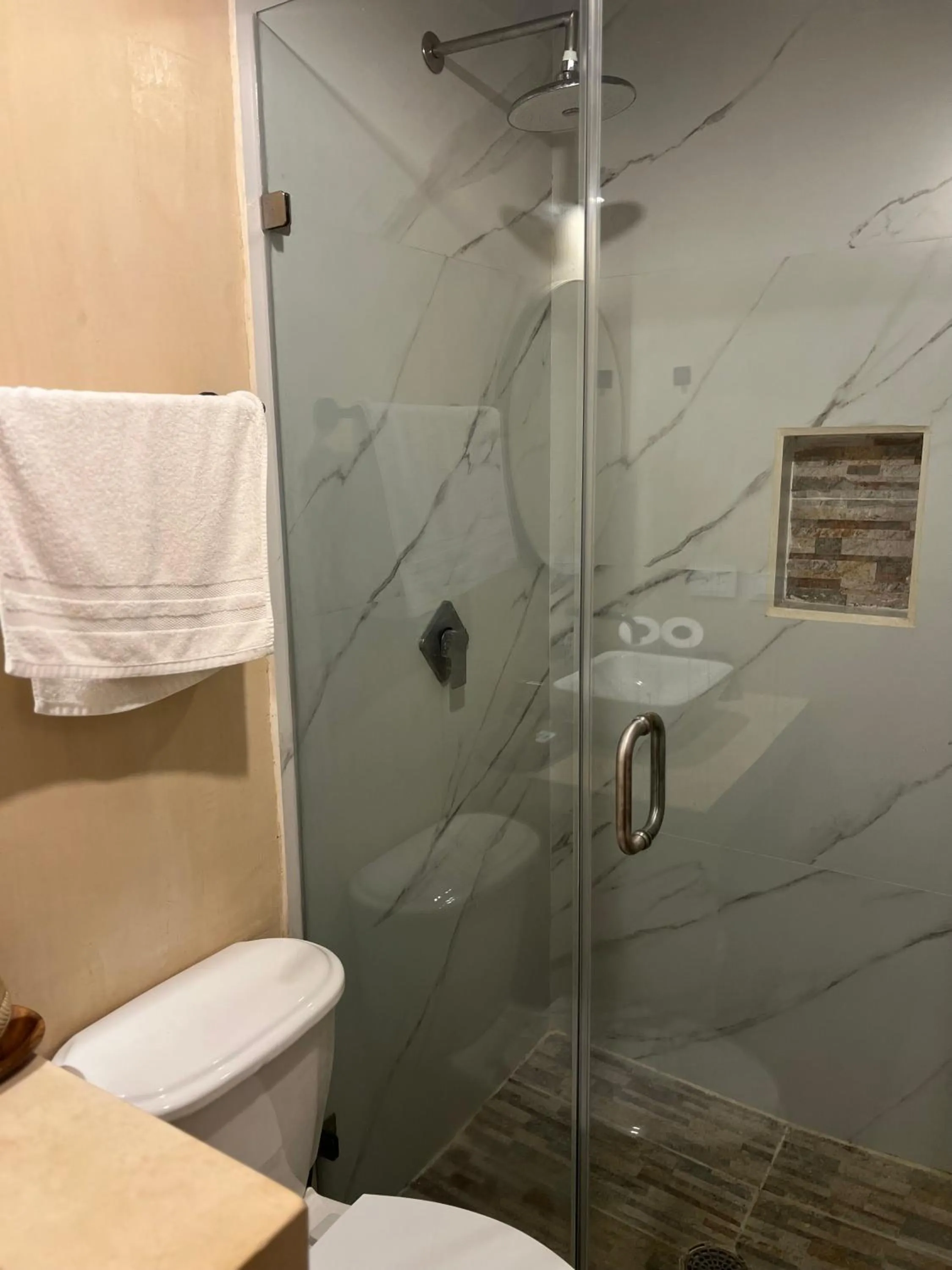 Shower in Maison Theurel