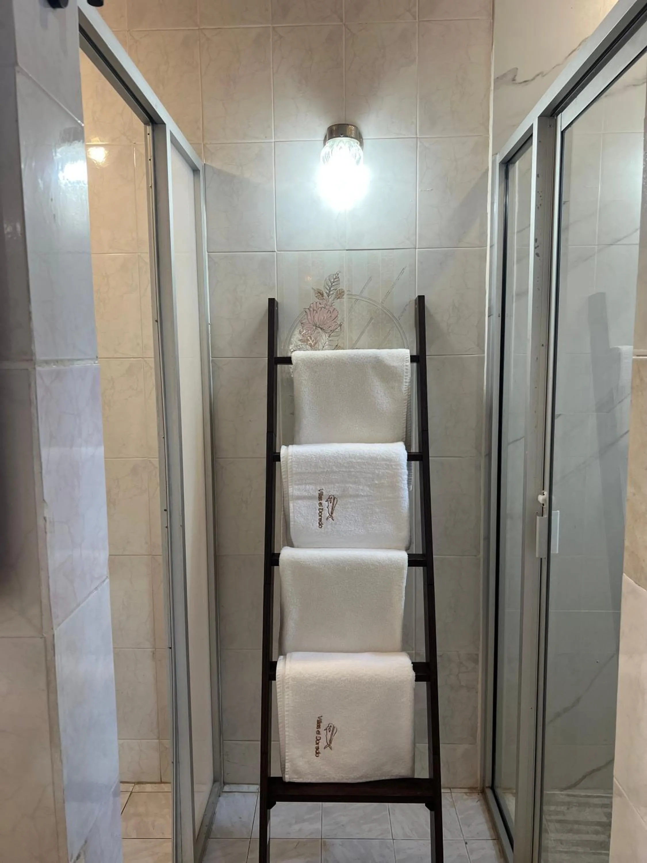 Shower in Maison Theurel