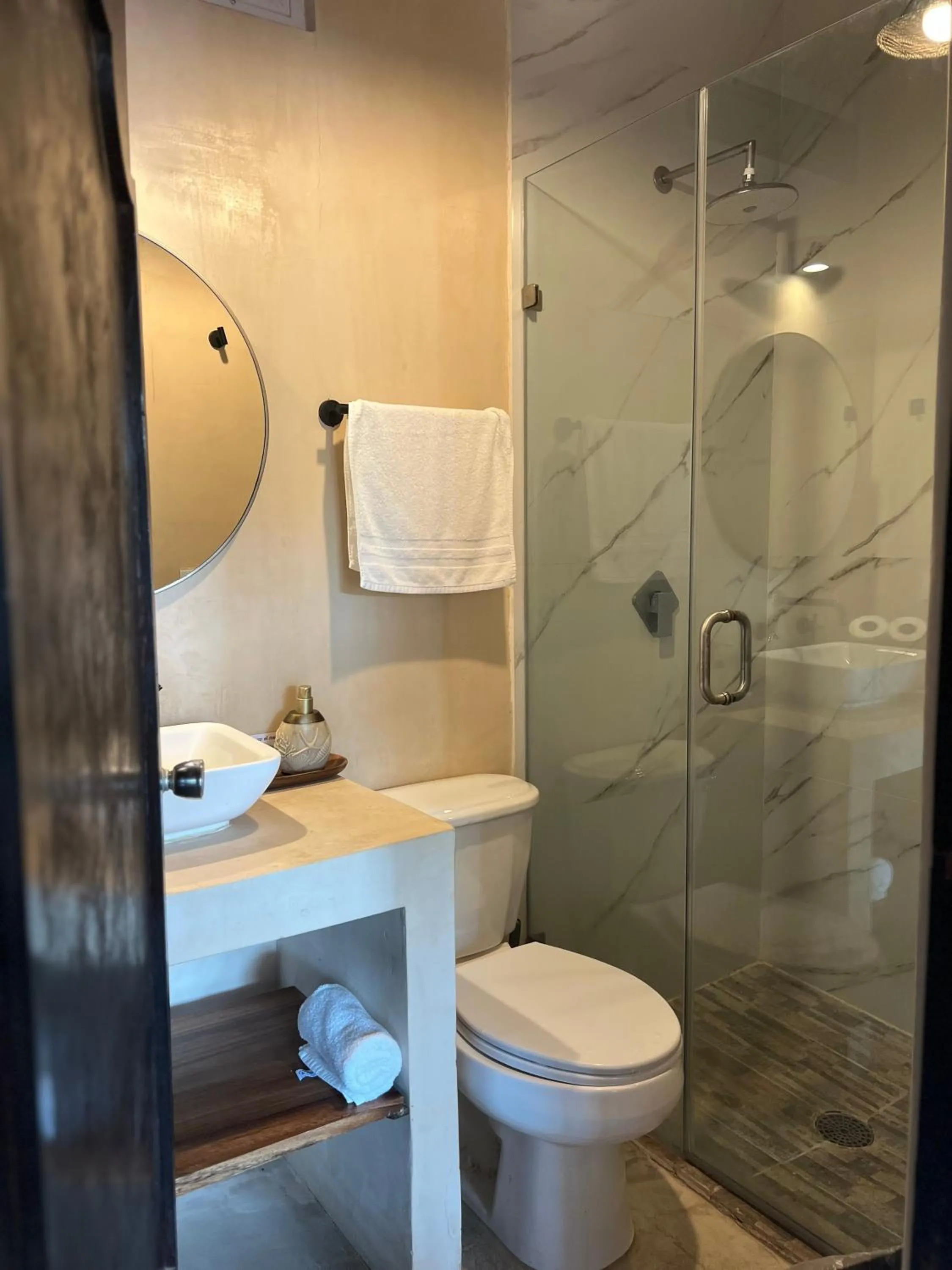 Shower in Maison Theurel