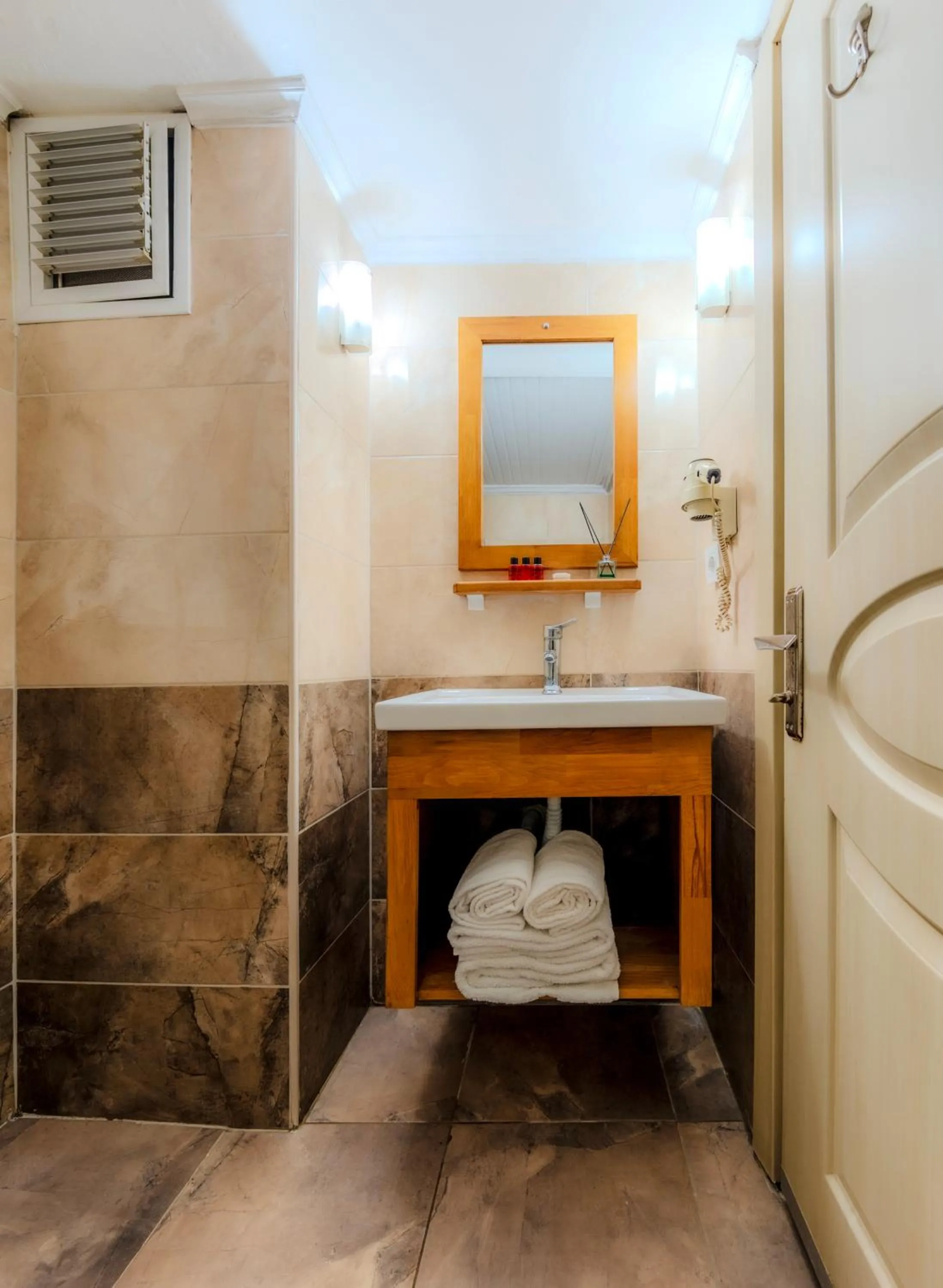 Toilet in Hamit Hotel Istanbul