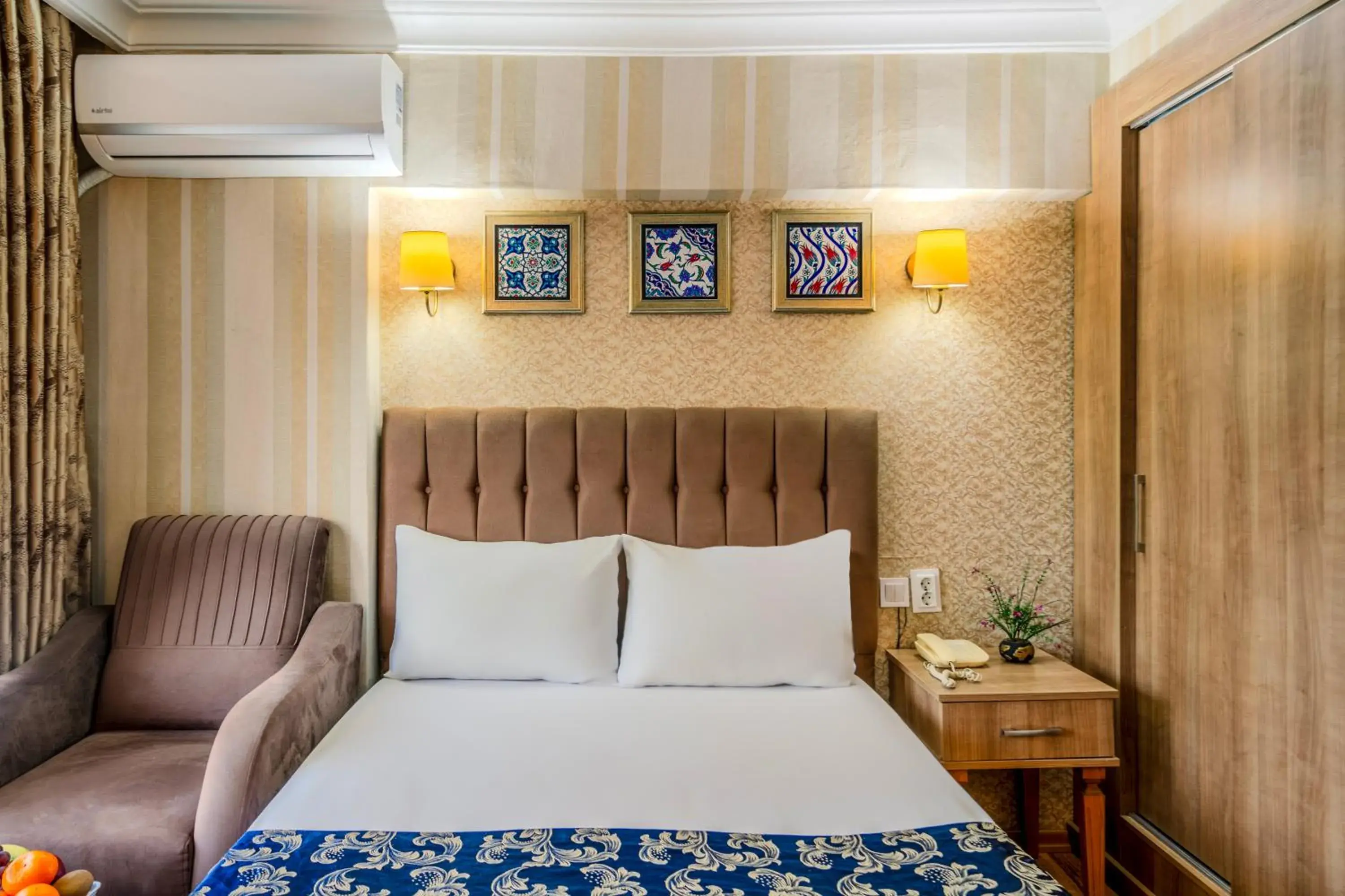 Photo of the whole room, Bed in Hamit Hotel Istanbul Photo of the whole room, Bed in Hamit Hotel Istanbul