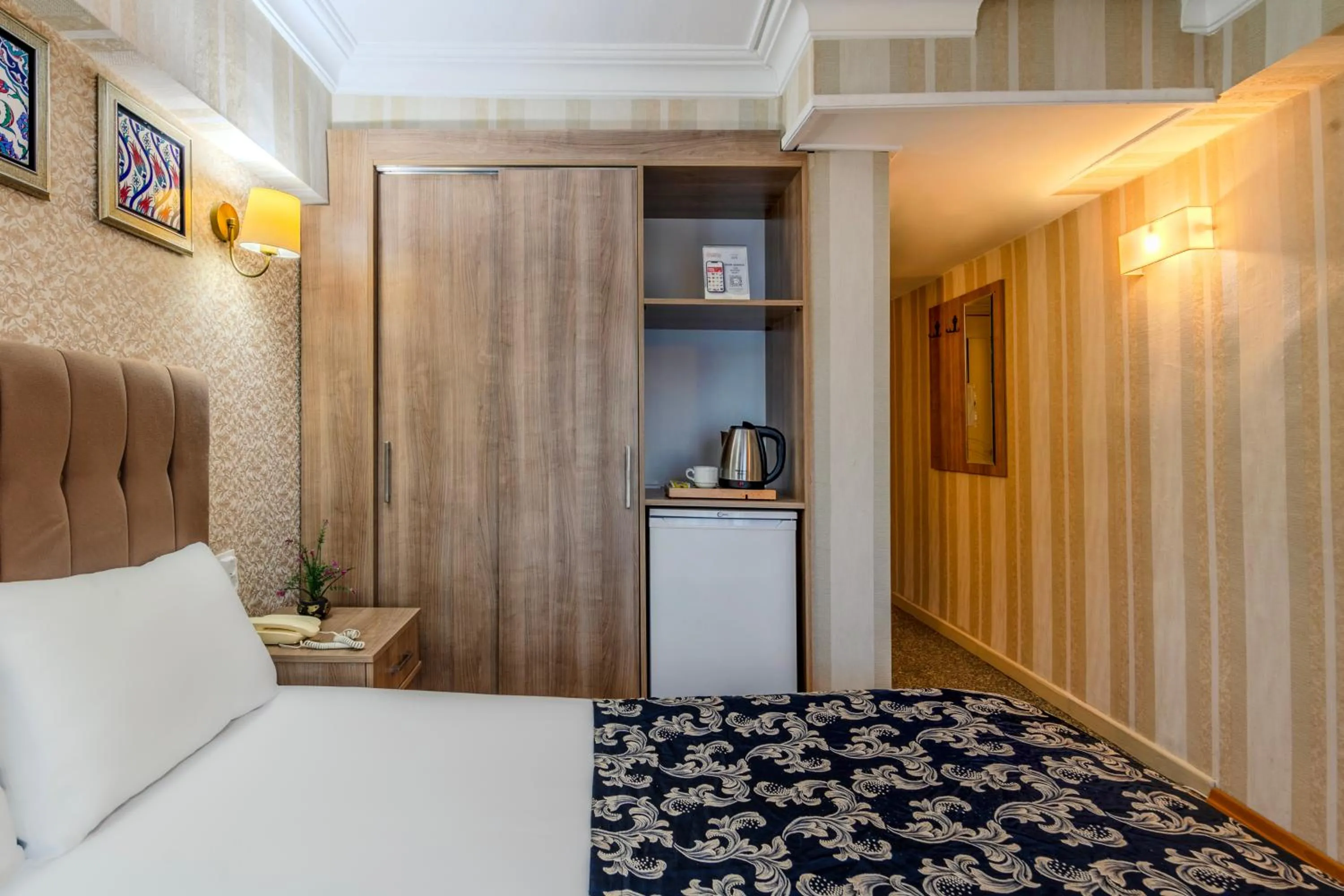 minibar, Bed in Hamit Hotel Istanbul