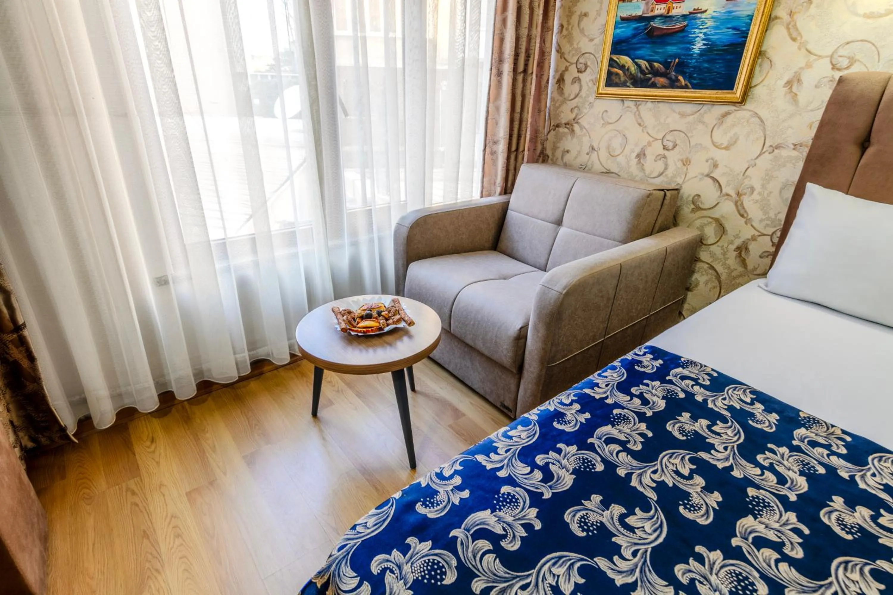 Seating area, Bed in Hamit Hotel Istanbul