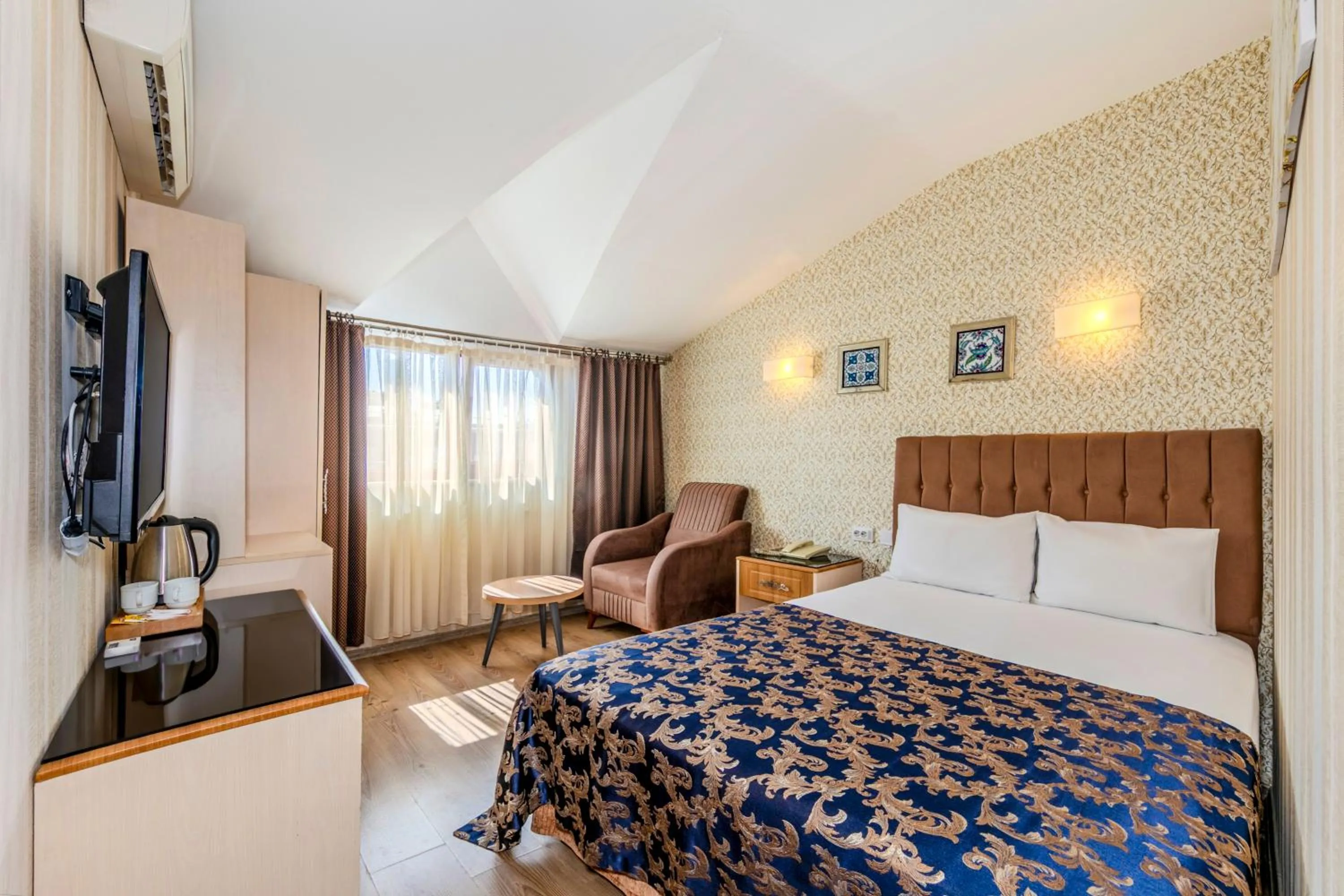 Bedroom, Bed in Hamit Hotel Istanbul
