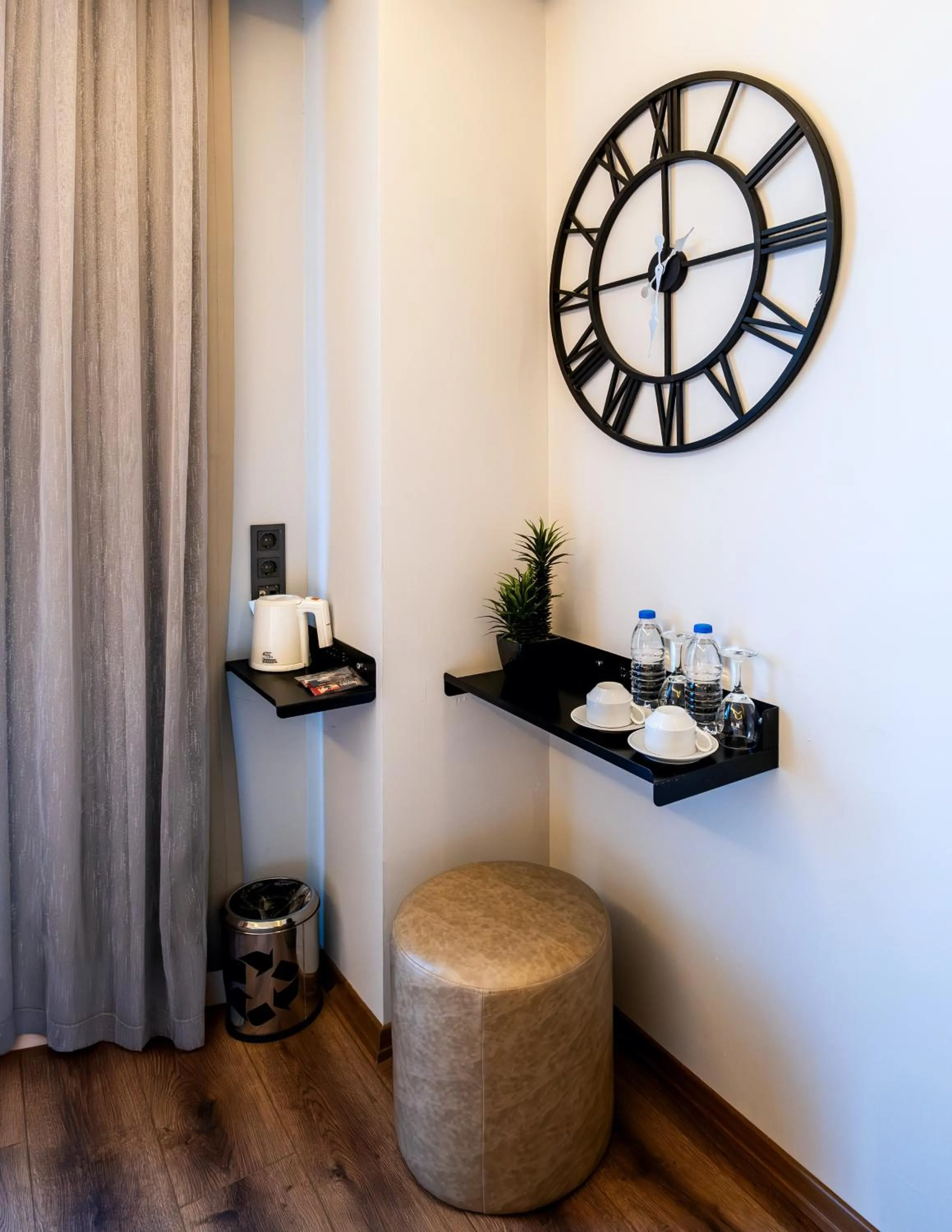 Coffee/tea facilities in Discovery Hotel