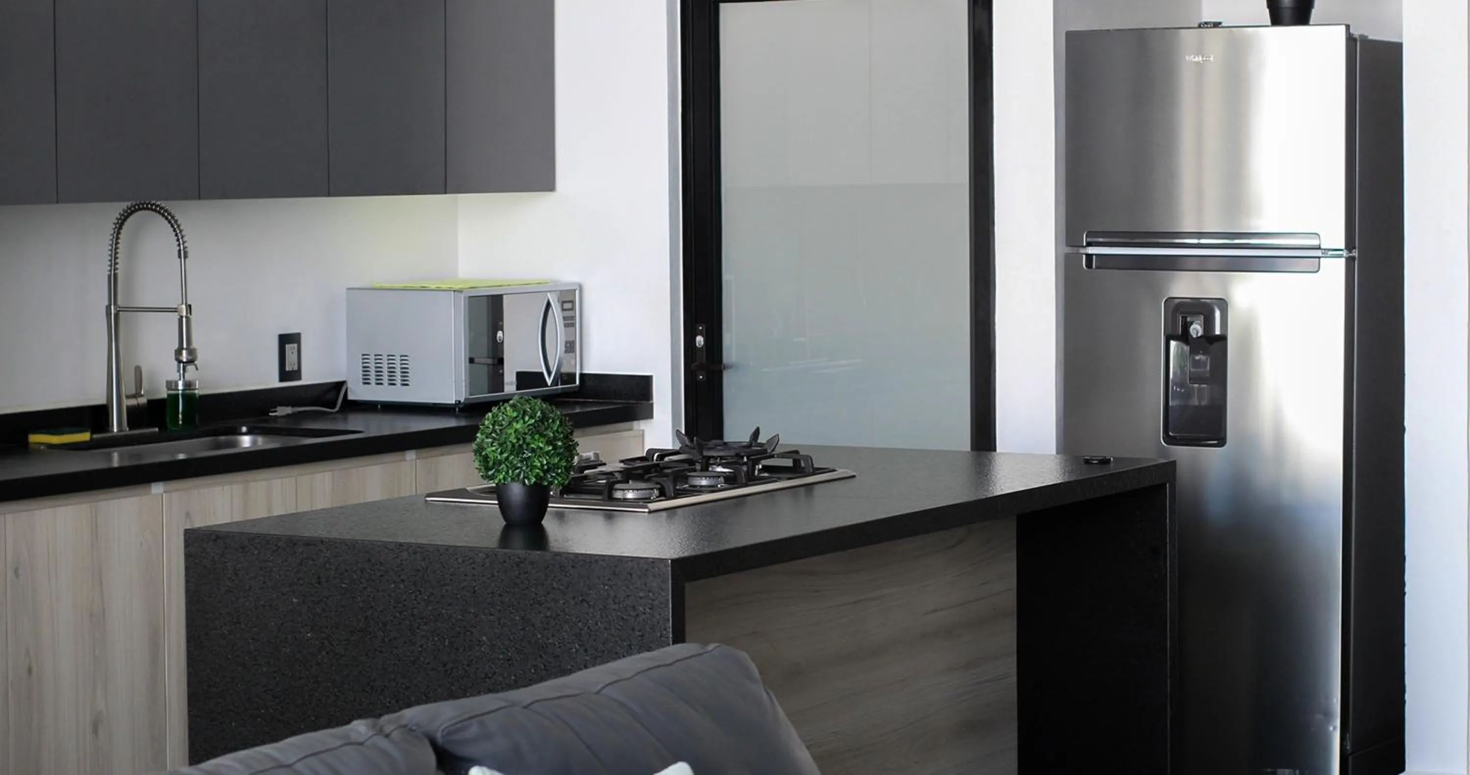 Communal kitchen in Casa Begonias Hotel mas Villas