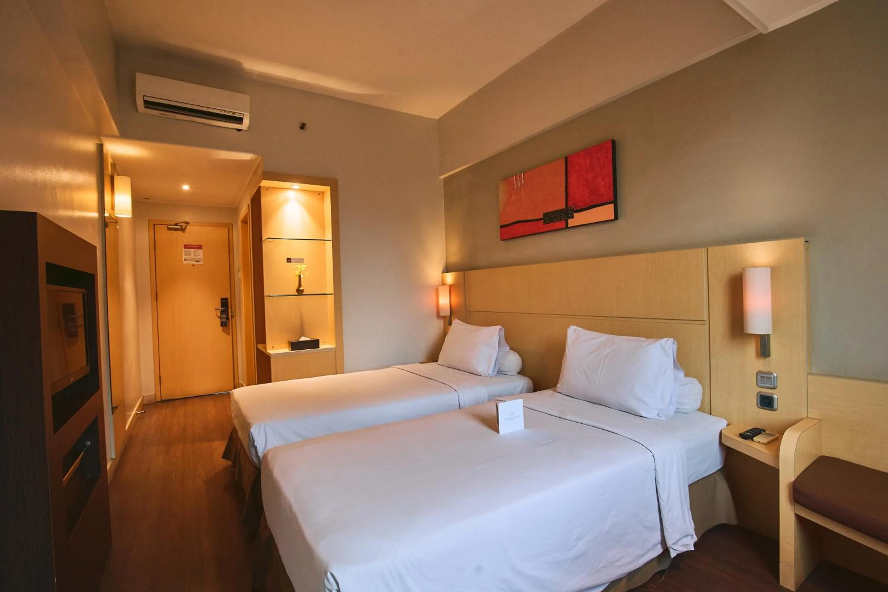 Photo of the whole room, Bed in Horison Arcadia Wahid Hasyim