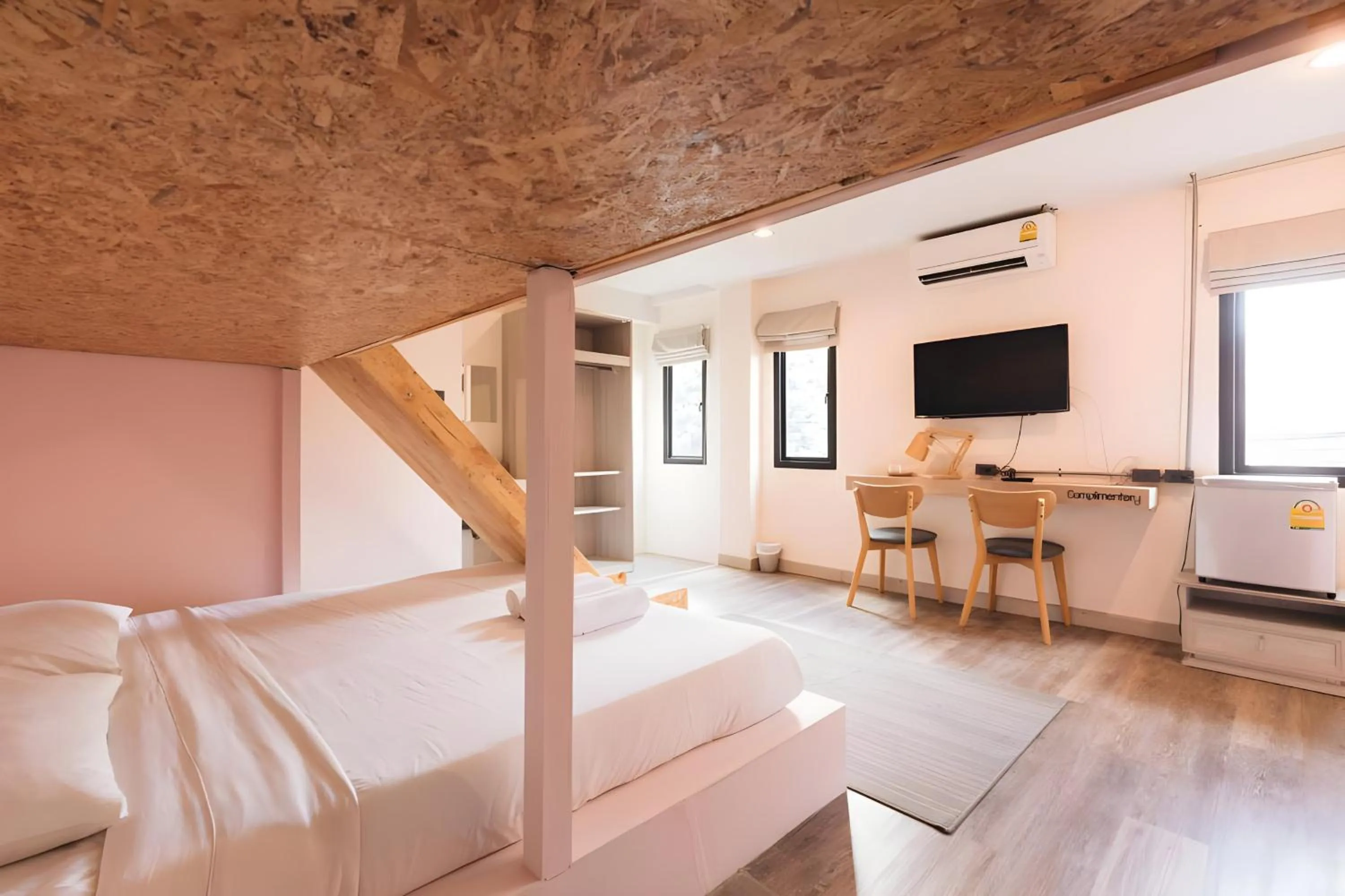 Communal lounge/ TV room, Bed in Mandalar Arch 39 Hotel