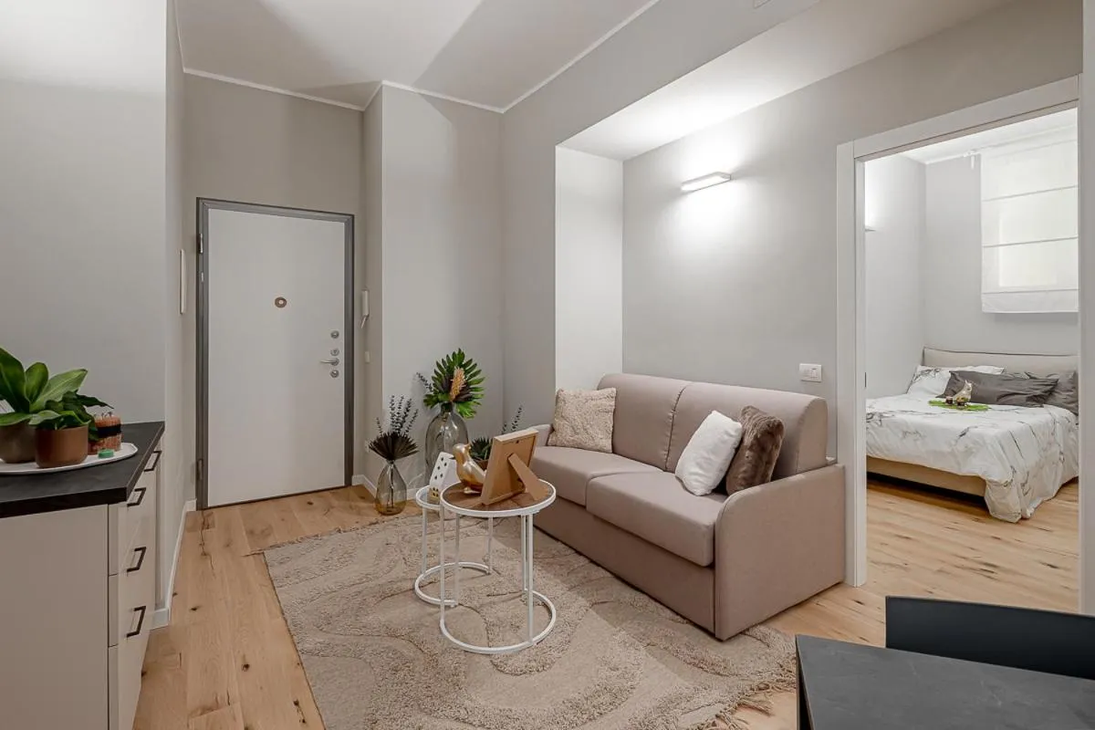 NEW! Duomo-San Siro - Super Cute Modern Apt, 15mins to Duomo!