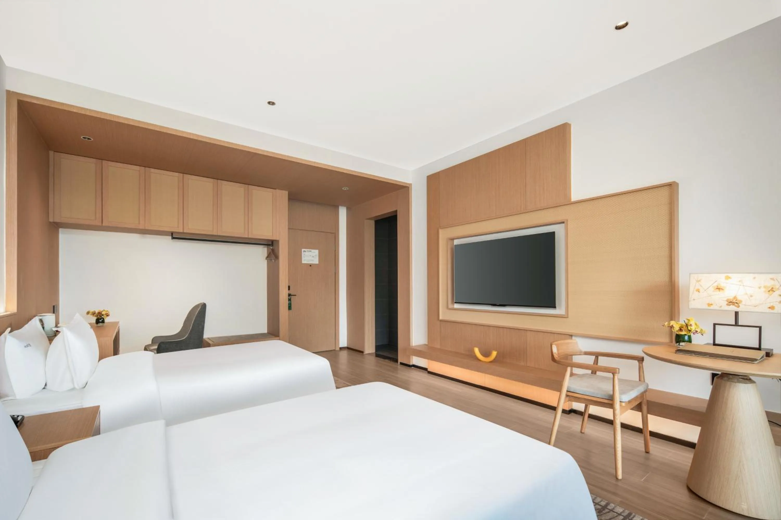 Communal lounge/ TV room in Holiday Inn Ganzhou Orchid Town by IHG
