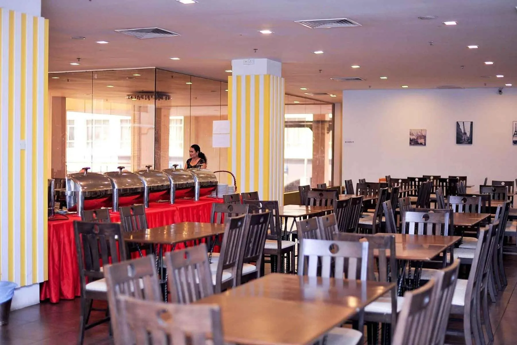 Restaurant/places to eat in La Boss Hotel