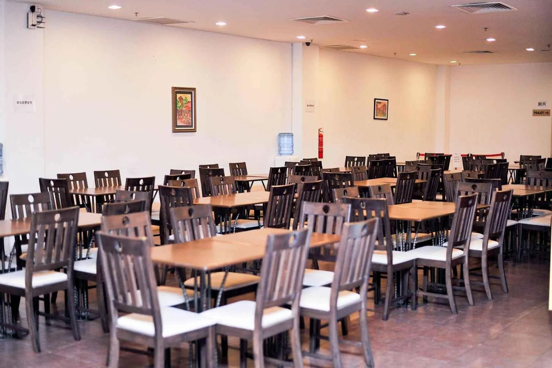 Restaurant/places to eat in La Boss Hotel