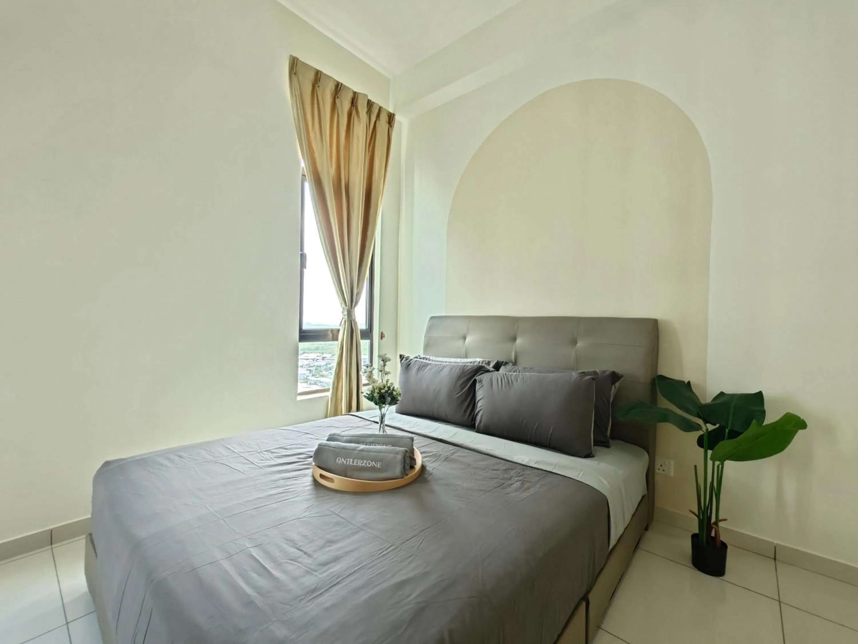 Bedroom, Bed in Kempas Dsummit Residences by Antlerzone
