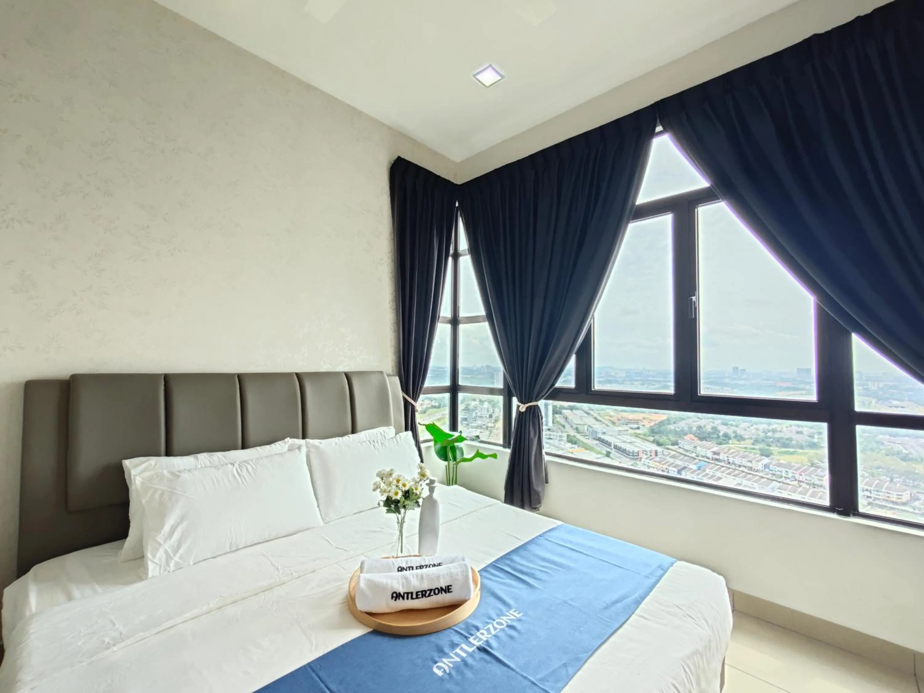 Bedroom, Bed in Kempas Dsummit Residences by Antlerzone
