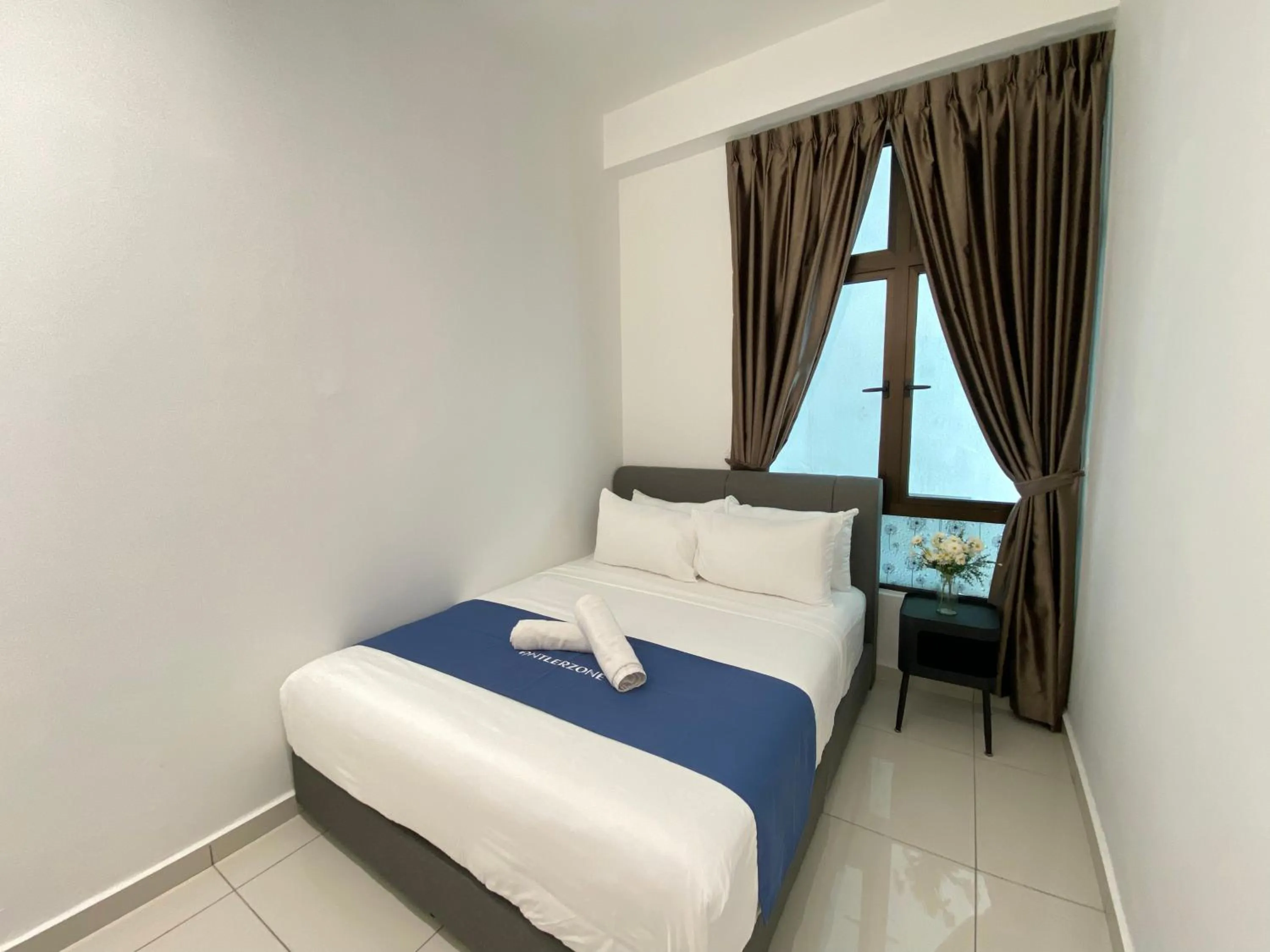 Bedroom, Bed in Kempas Dsummit Residences by Antlerzone