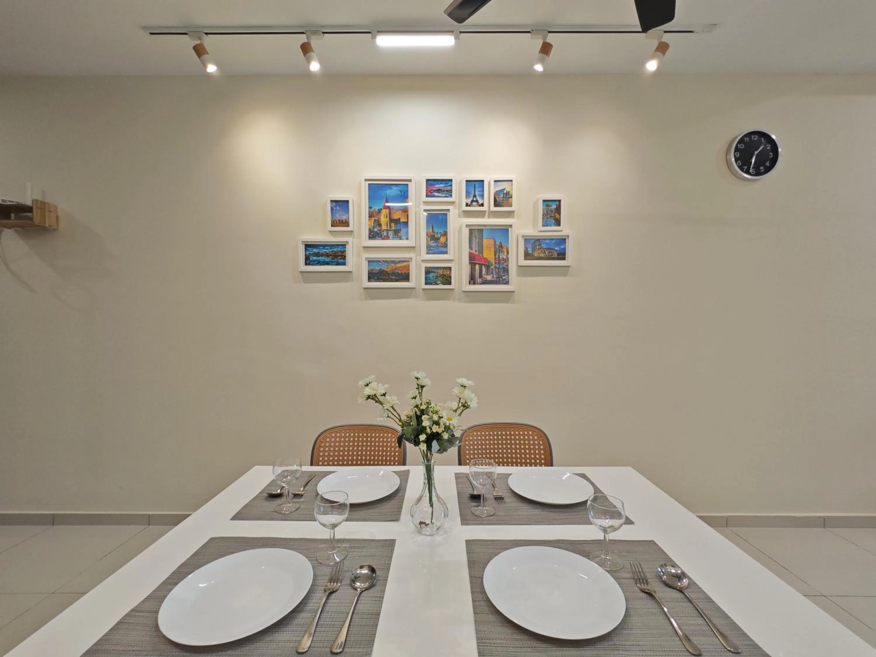 Dining area in Kempas Dsummit Residences by Antlerzone