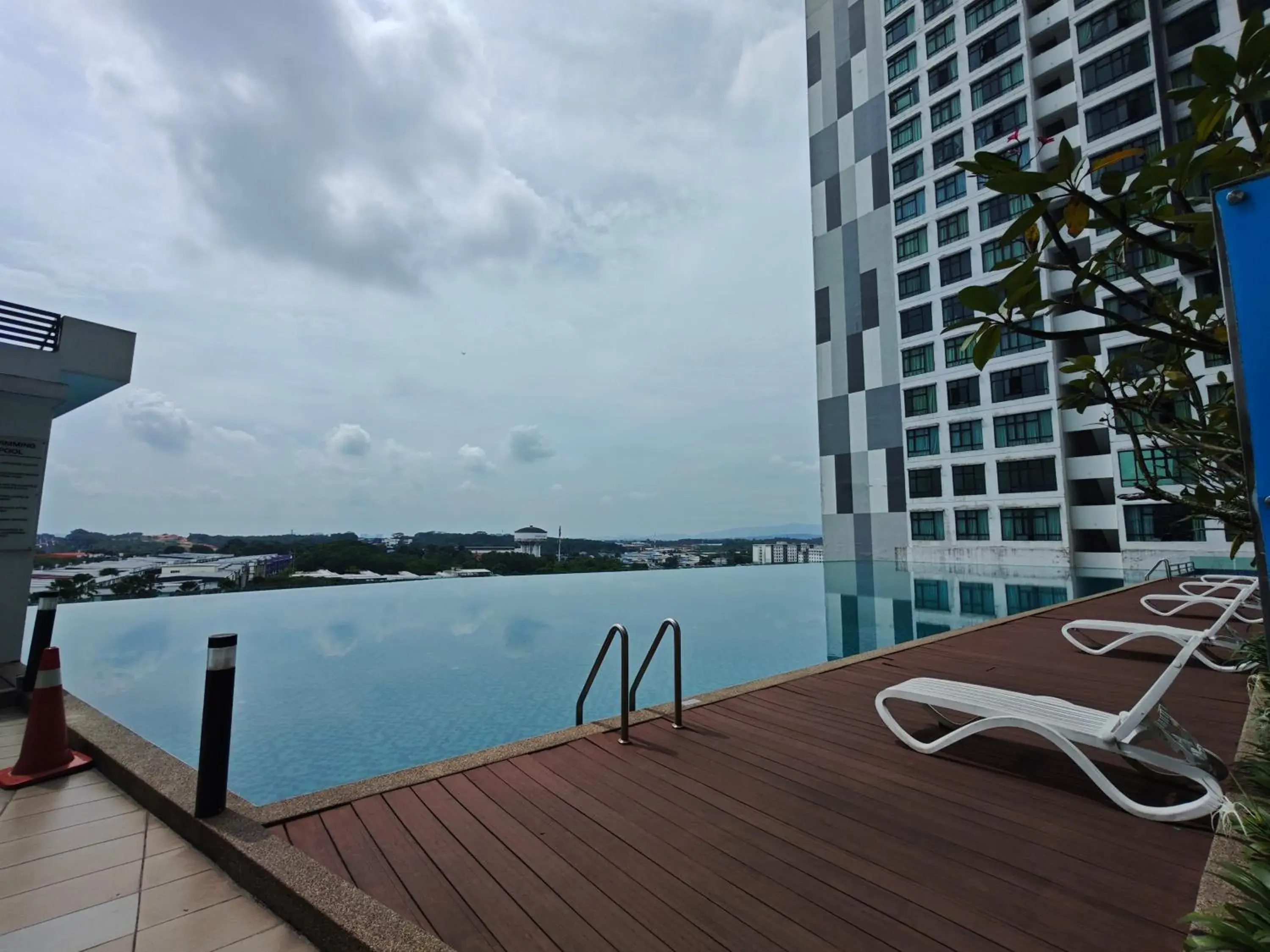 Swimming pool in Kempas Dsummit Residences by Antlerzone Swimming pool in Kempas Dsummit Residences by Antlerzone