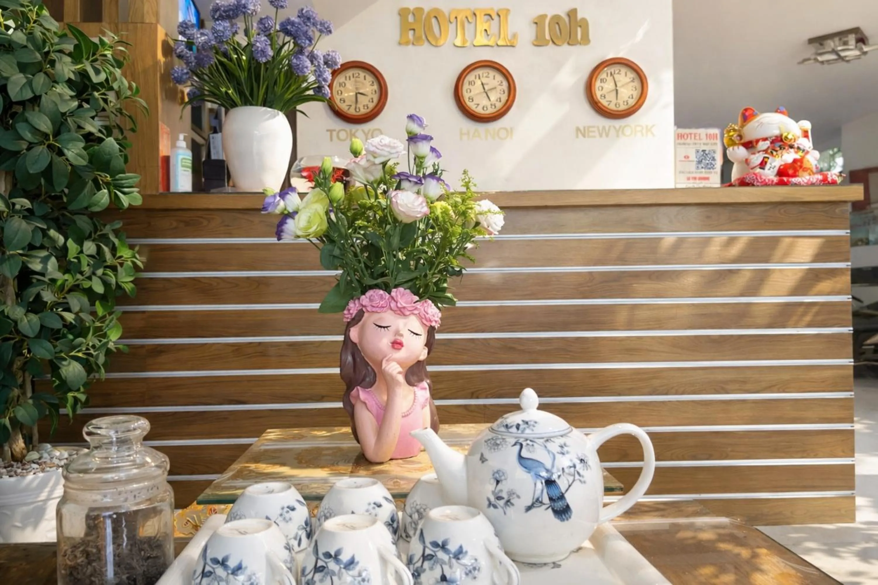 Lobby or reception in 10h Hotel