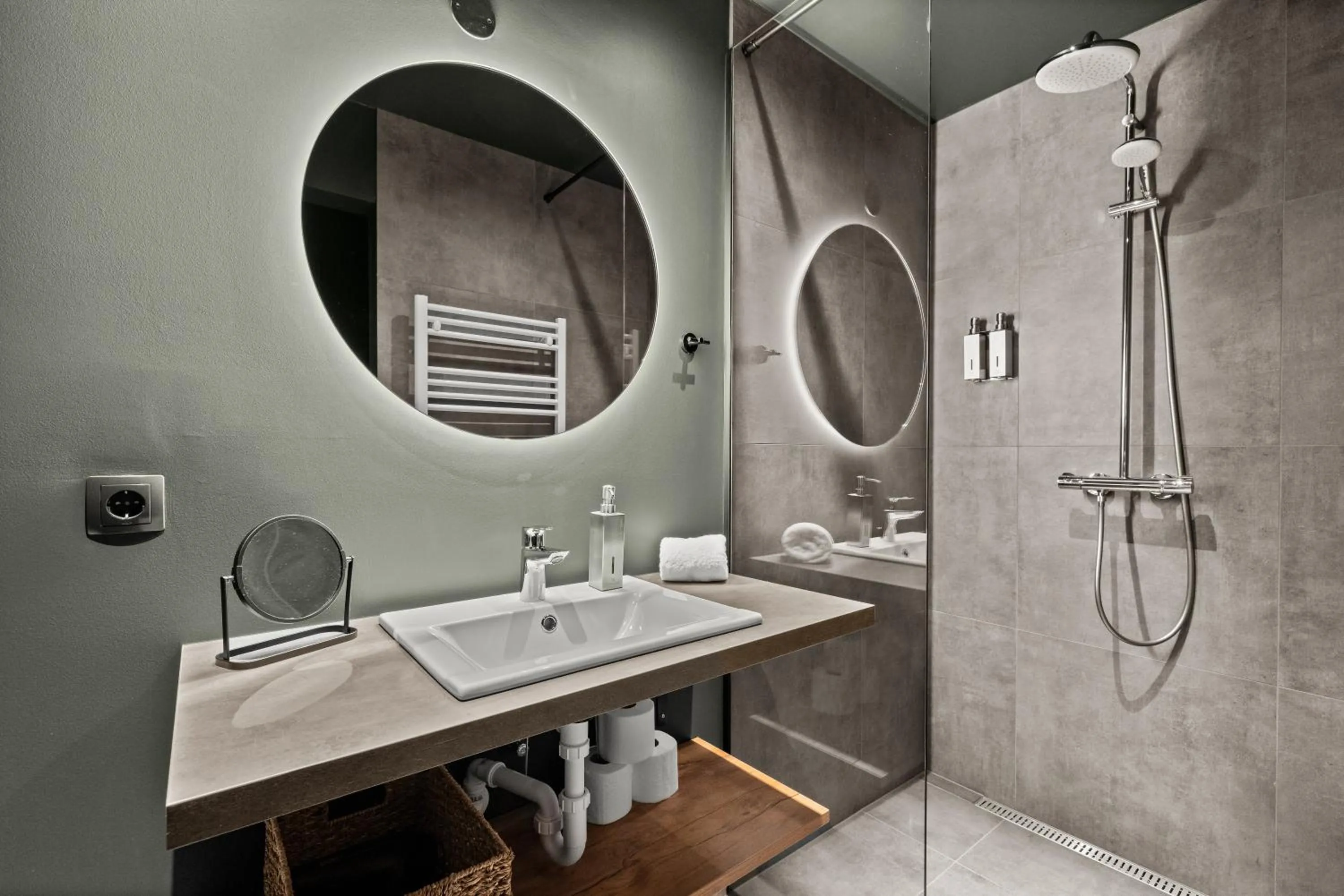 Shower in Aurora Nooks Apartments by Heimaleiga