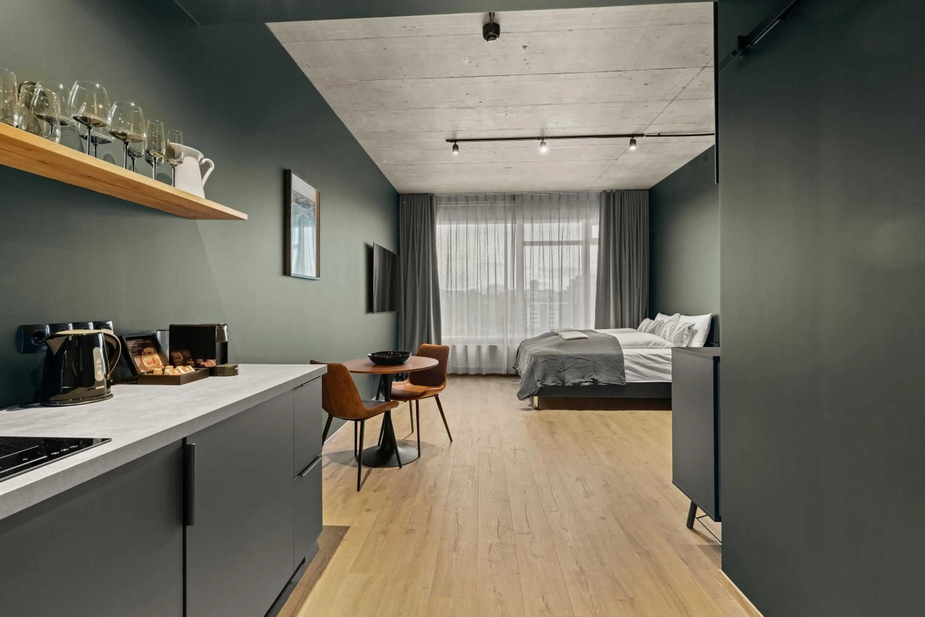 Kitchen or kitchenette, Bed in Aurora Nooks Apartments by Heimaleiga
