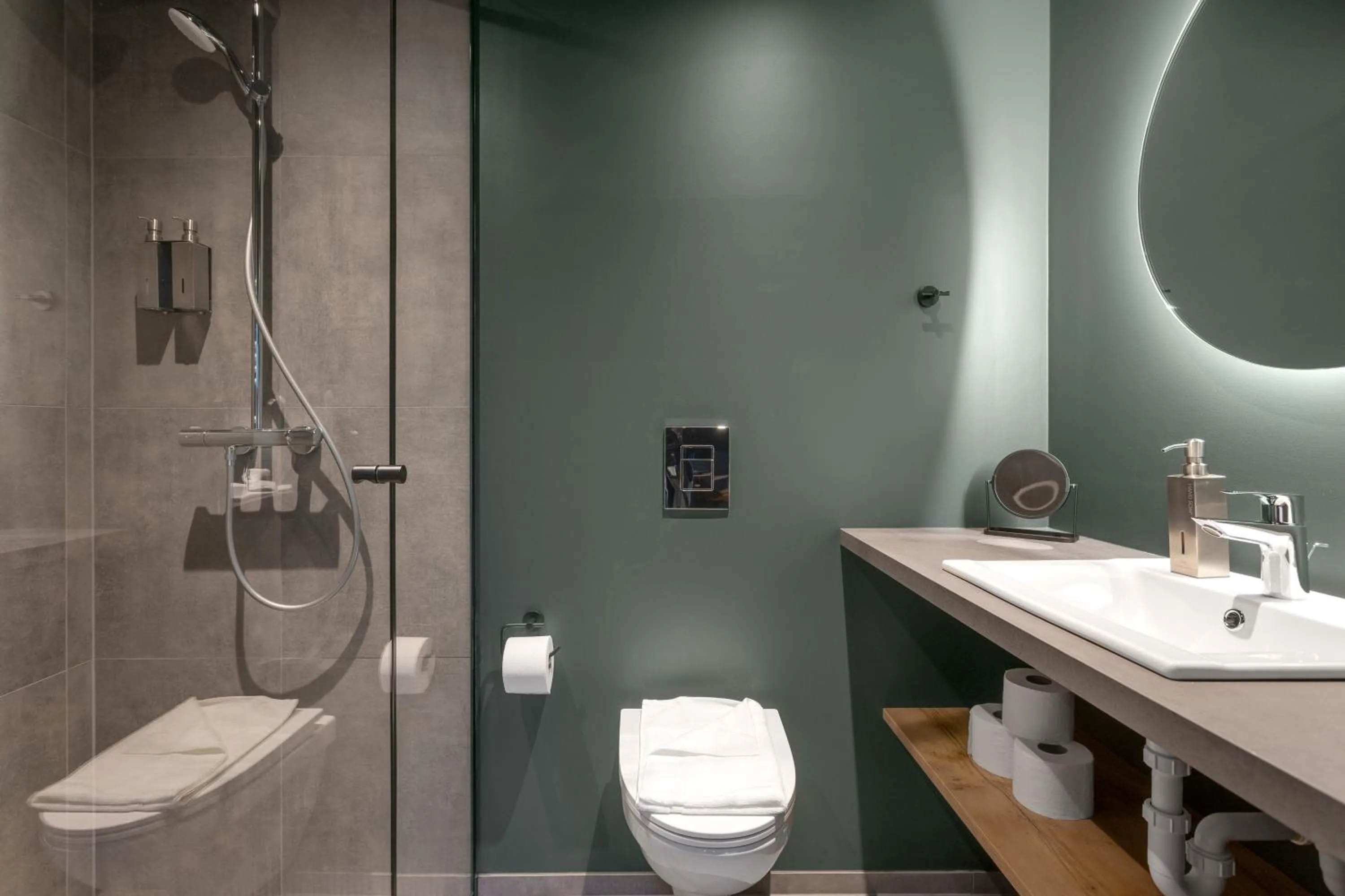 Shower in Aurora Nooks Apartments by Heimaleiga