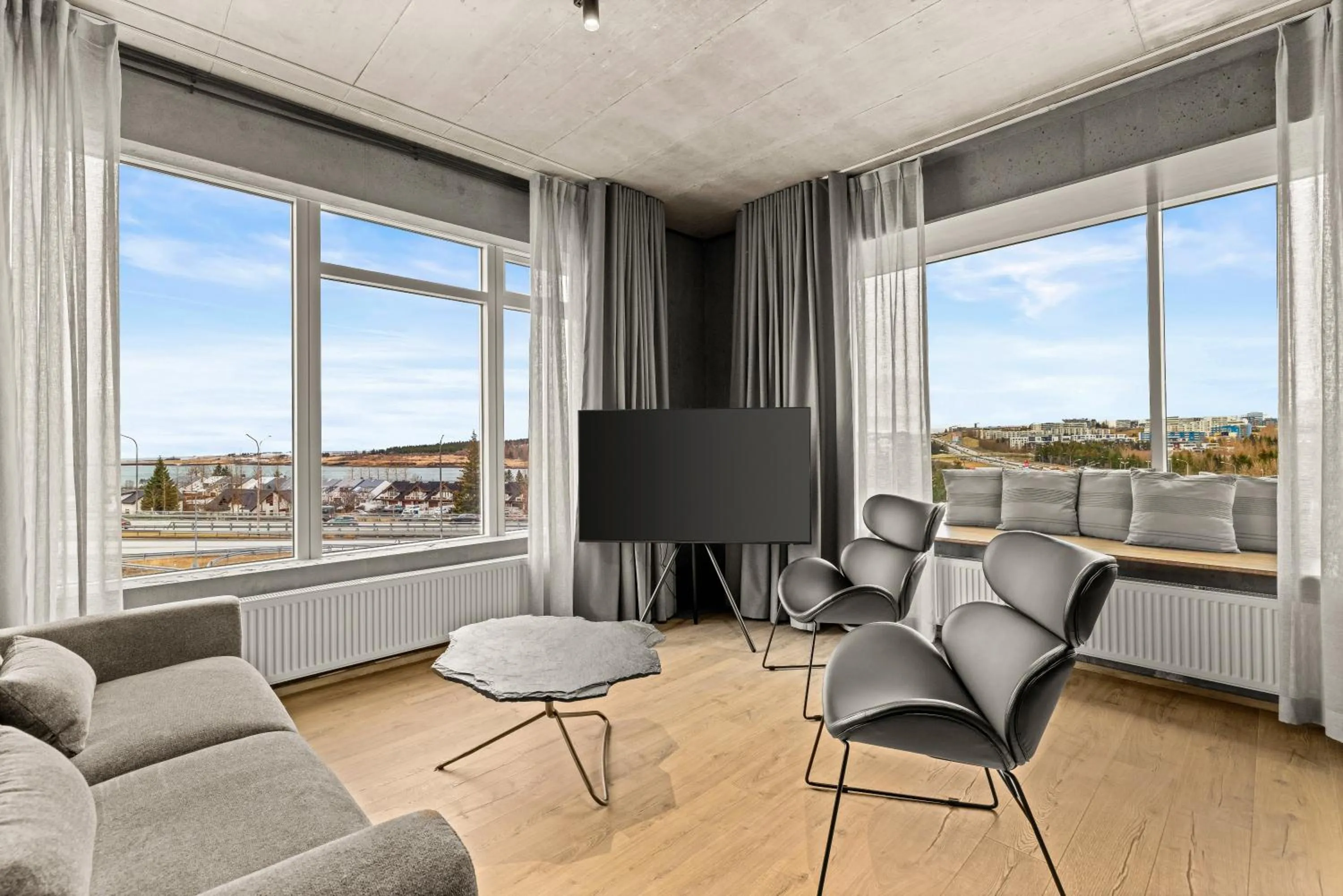 Seating area in Aurora Nooks Apartments by Heimaleiga
