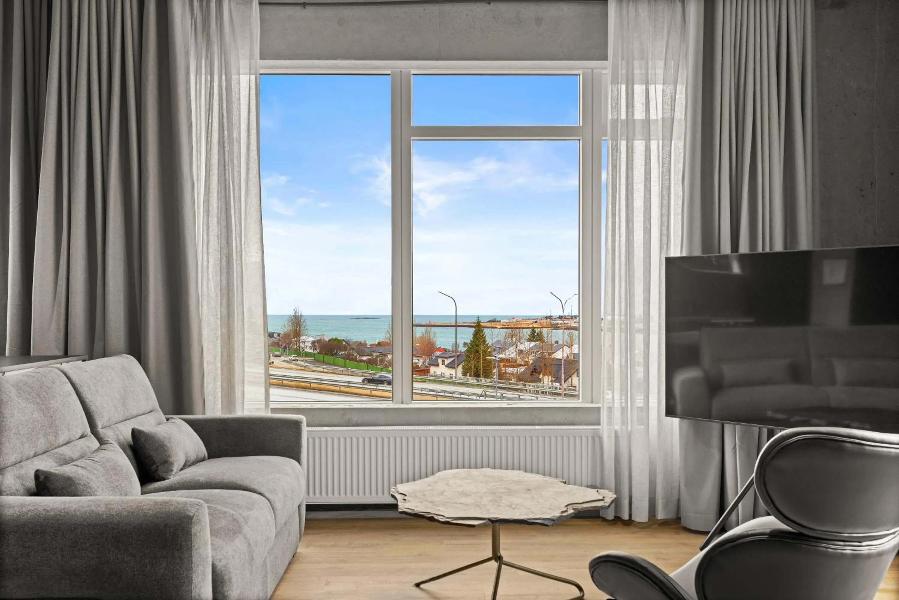 TV and multimedia in Aurora Nooks Apartments by Heimaleiga