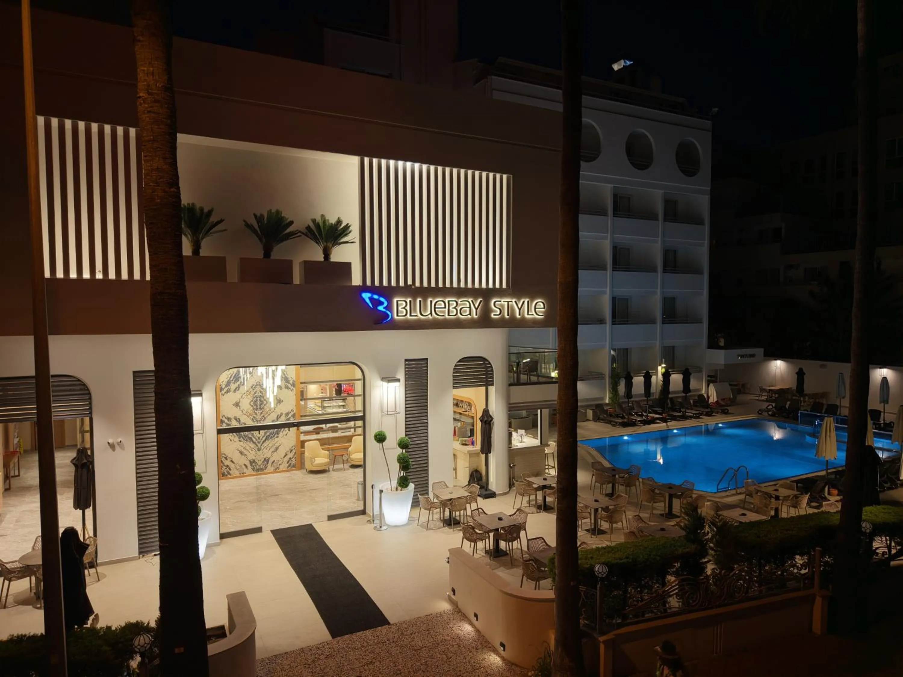 Facade/entrance in Blue Bay Style