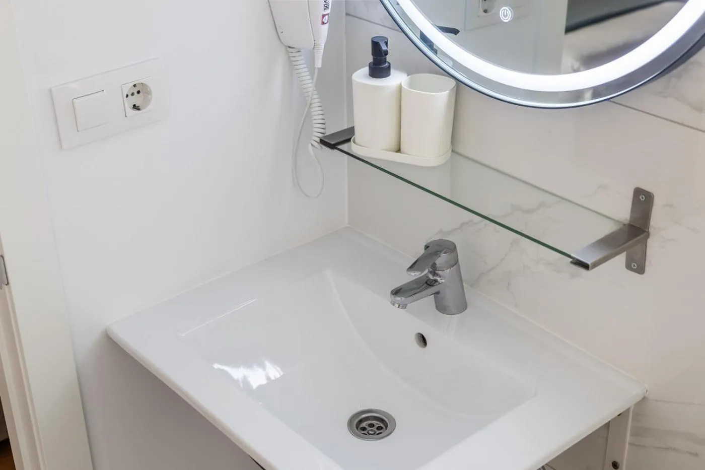 Bathroom in Regina Selfcheck-in Smart Rooms