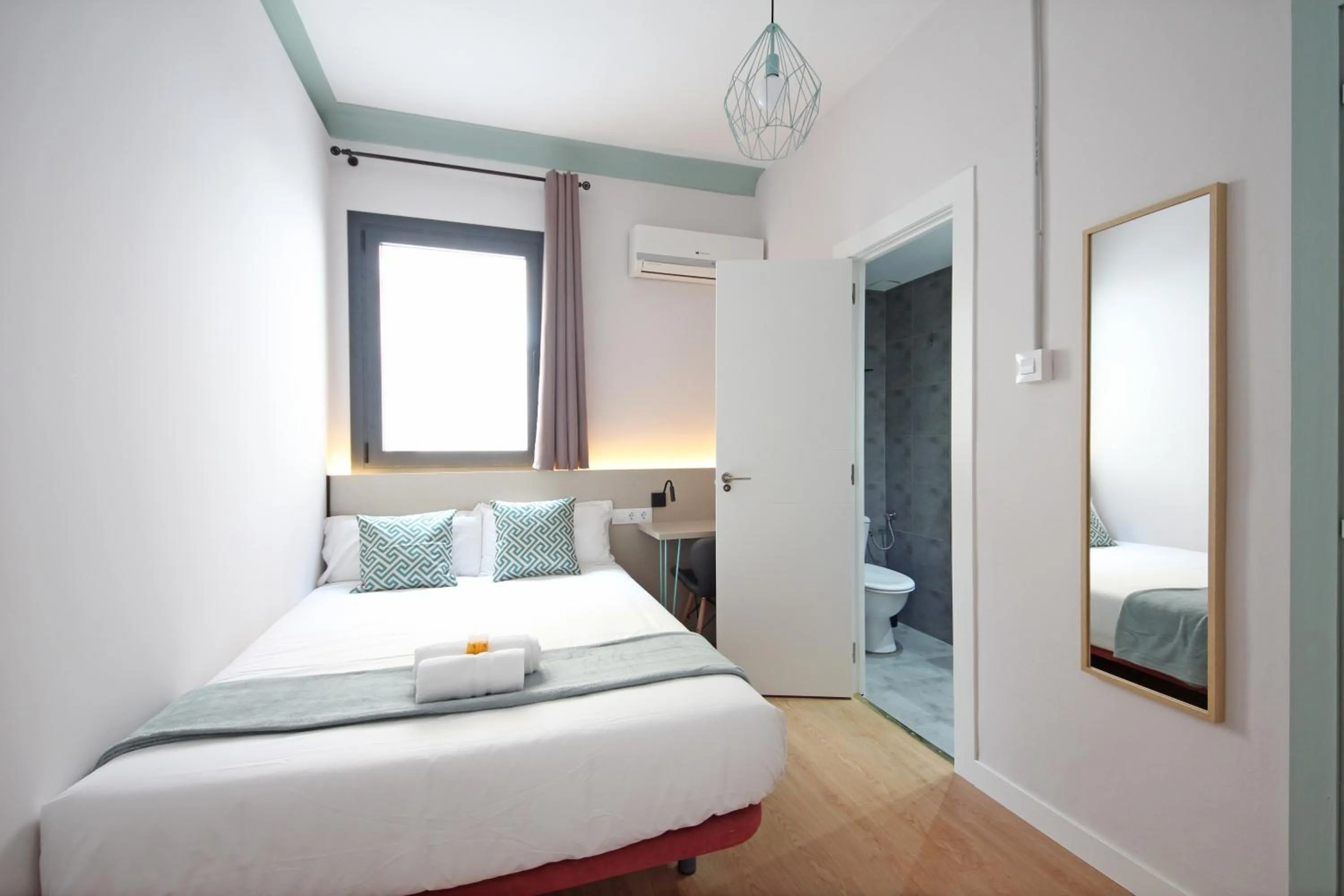 Photo of the whole room, Bed in Regina Selfcheck-in Smart Rooms