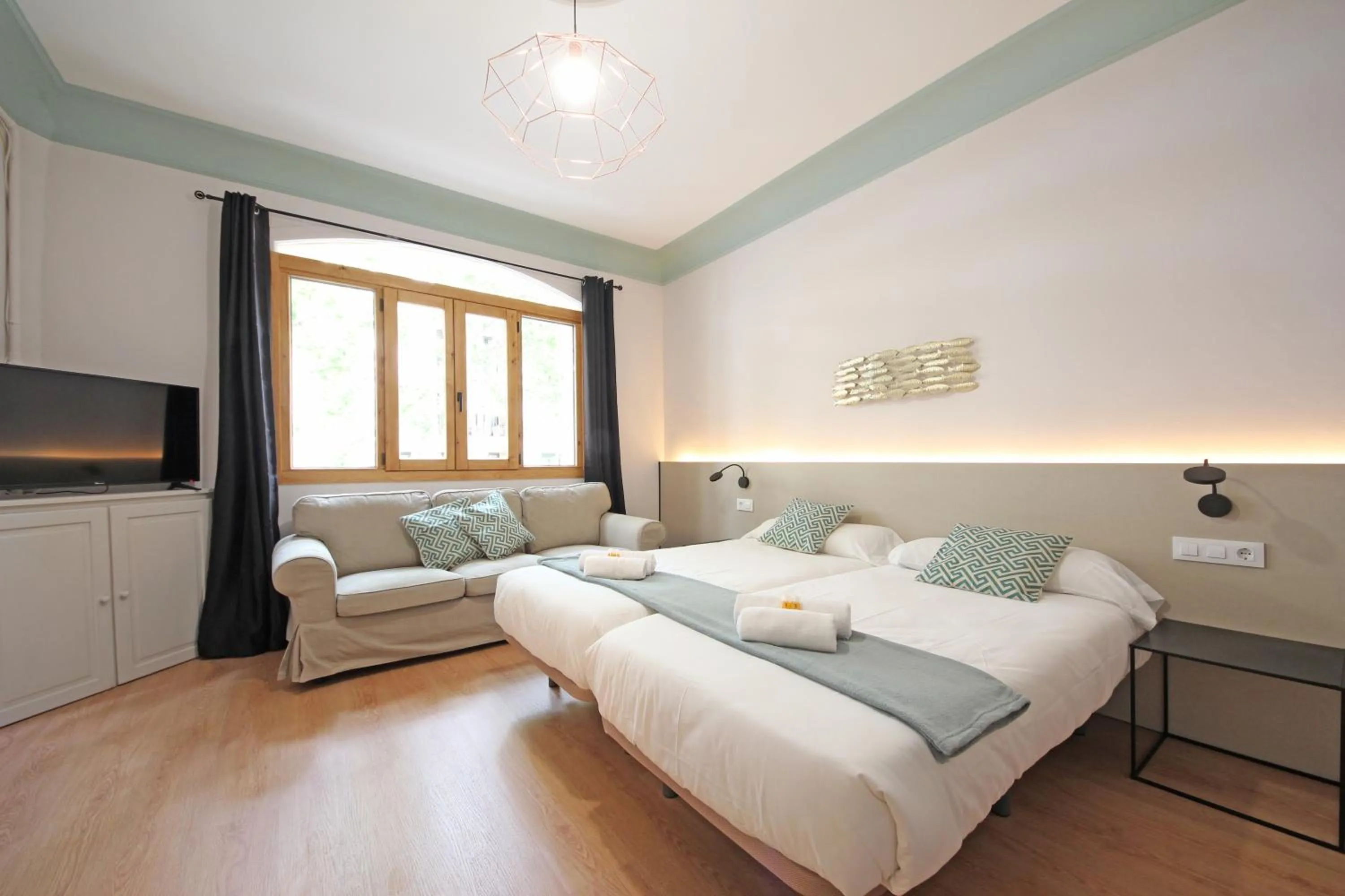 Bedroom, Bed in Regina Selfcheck-in Smart Rooms